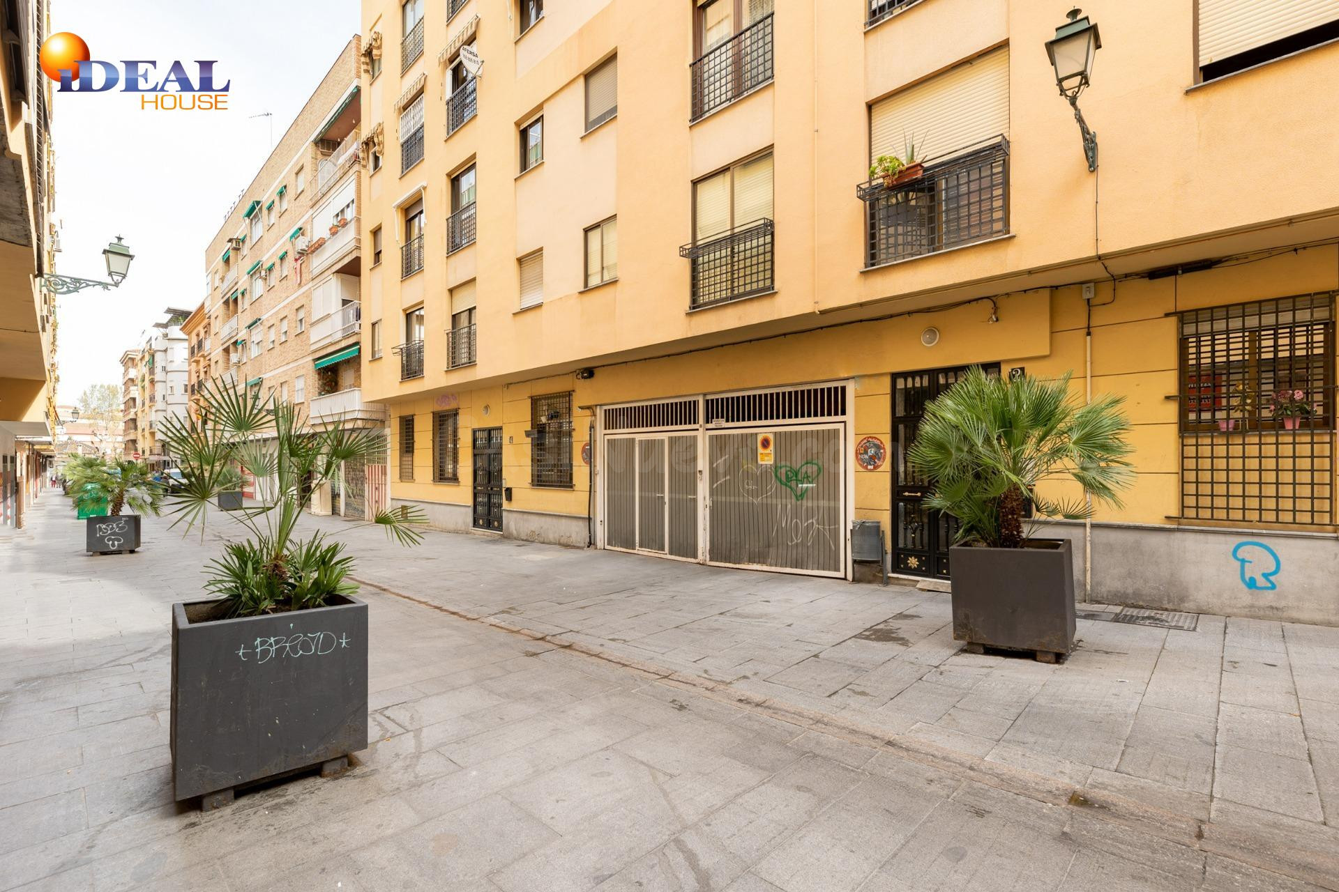 SE VENDE PLAZA DE GARAJE JUNTO PLAZA DE GRACIA (USUFRUCTO)