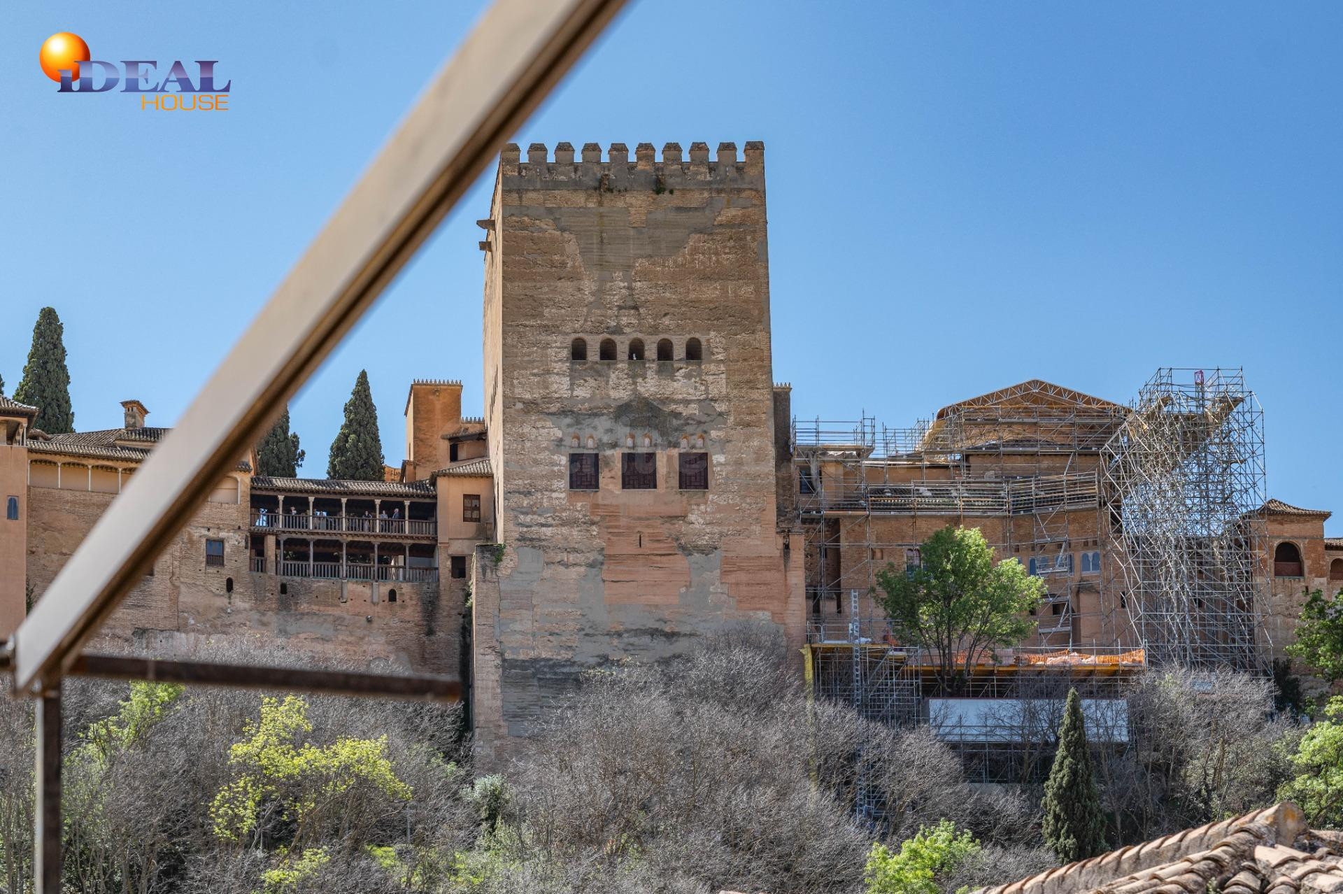 Edificio Morisco del siglo XVI en el Paseo de los Tristes co