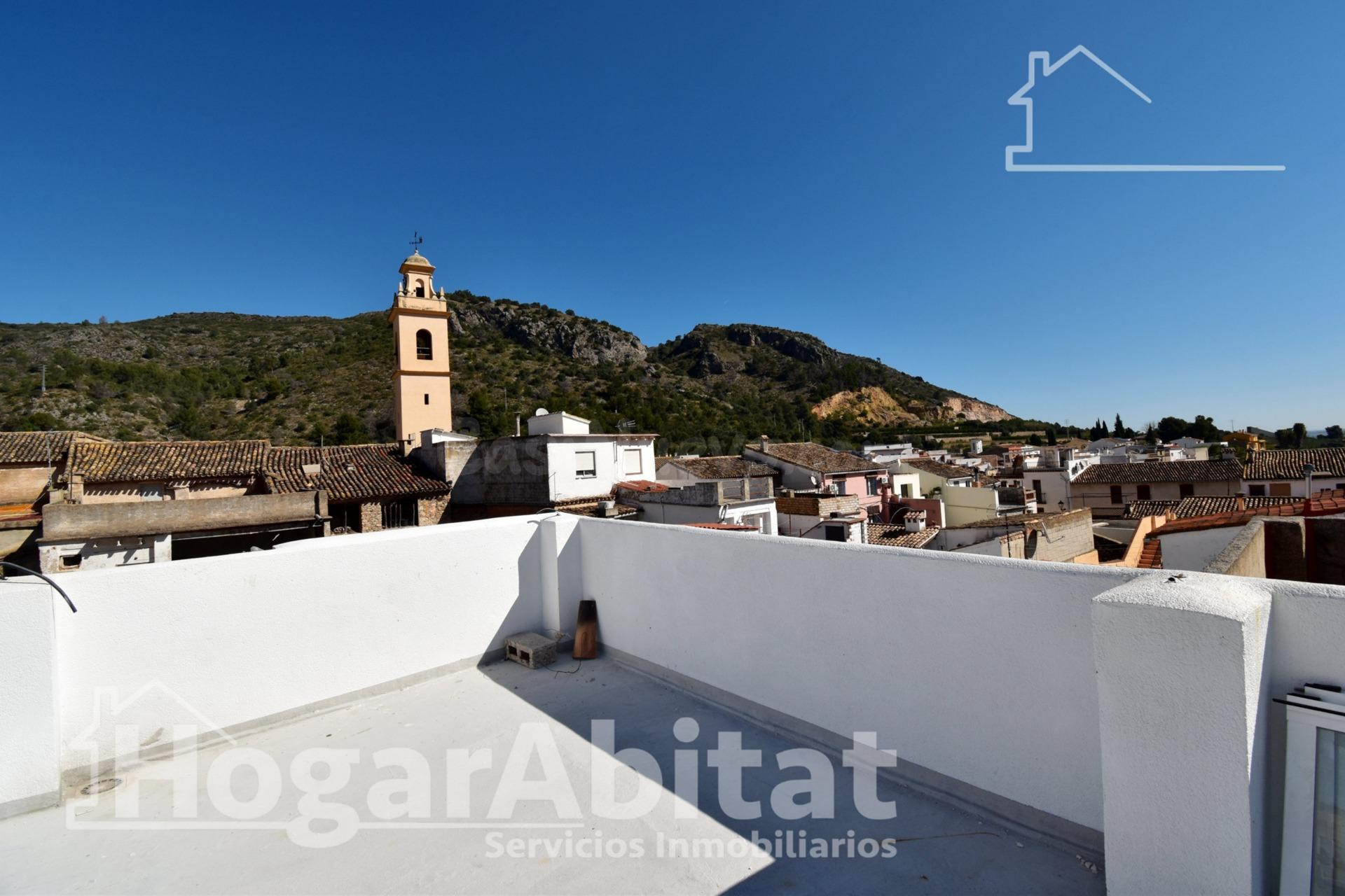 ESPACIOSA CASA SEMIRREFORMADA CON TERRAZA