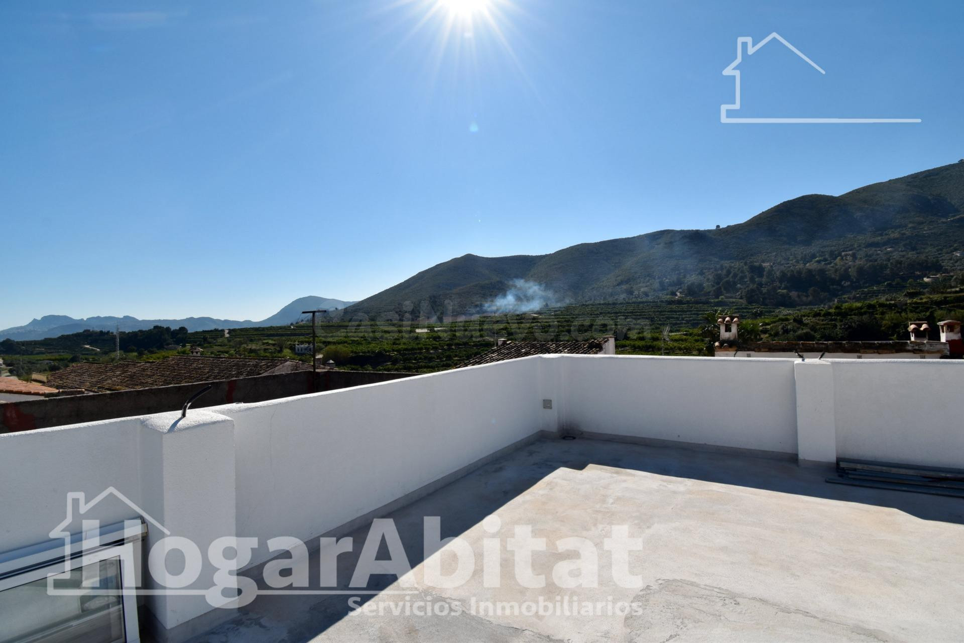 ESPACIOSA CASA SEMIRREFORMADA CON TERRAZA - foto 2