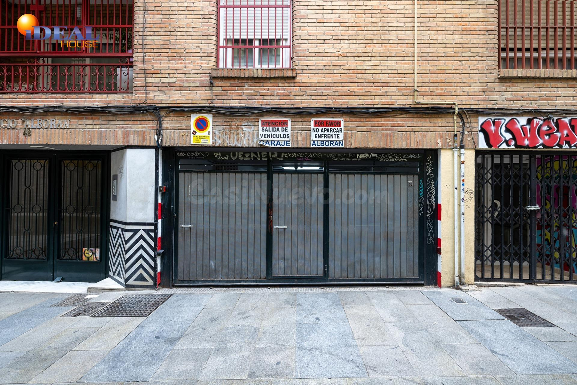 SE VENDE PLAZA DE GARAJE PARA COCHE PEQUEÑO JUNTO PLAZA GRAC - foto 4