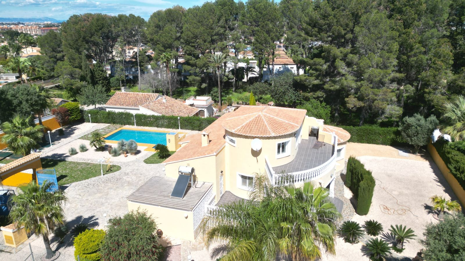 Villa muy bien cuidada con 2.185 m2 de terreno, gran piscina, pista de tenis, pozo, garaje, calefacción, aire acondicio