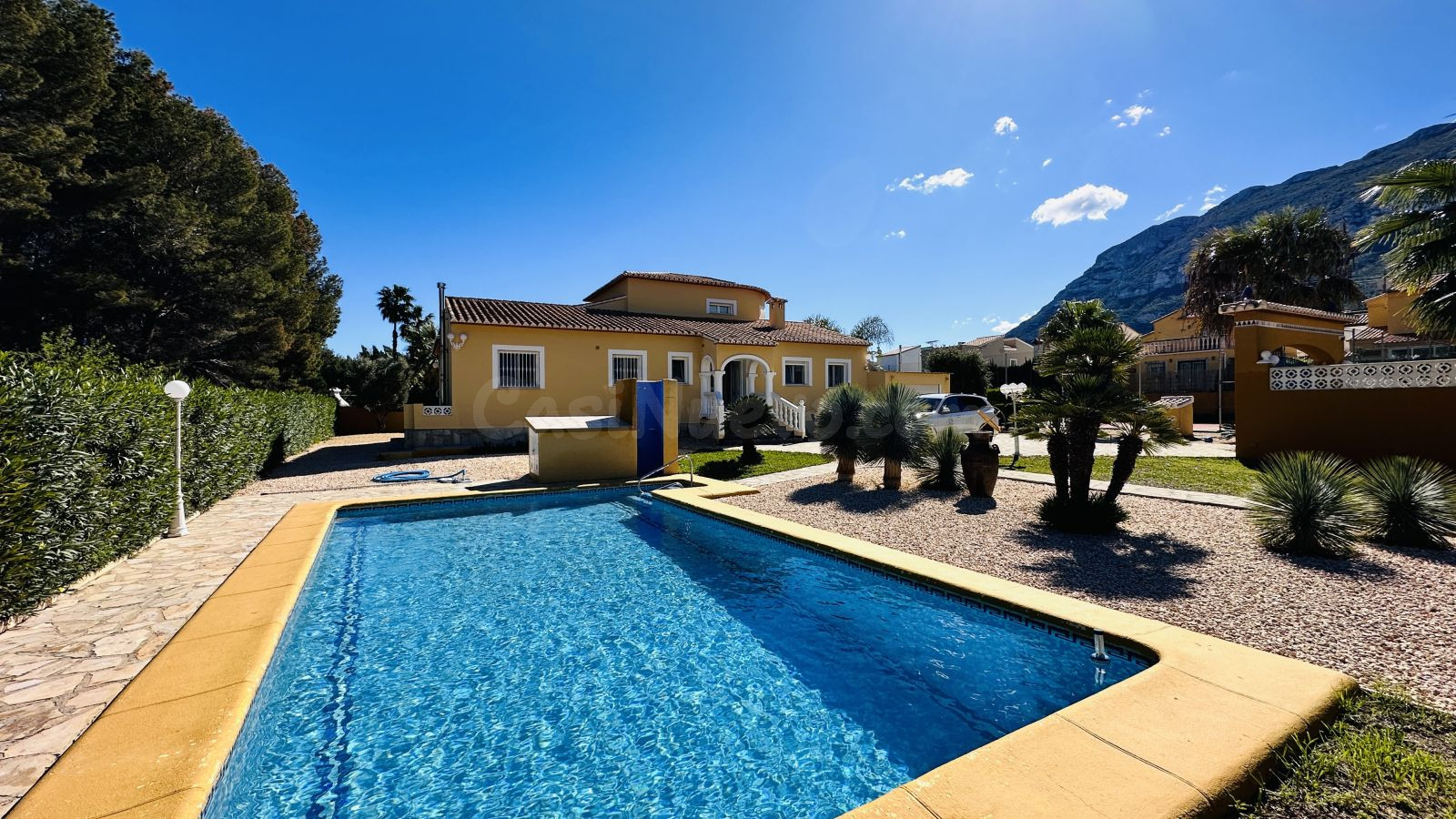 Villa muy bien cuidada con 2.185 m2 de terreno, gran piscina - foto 2