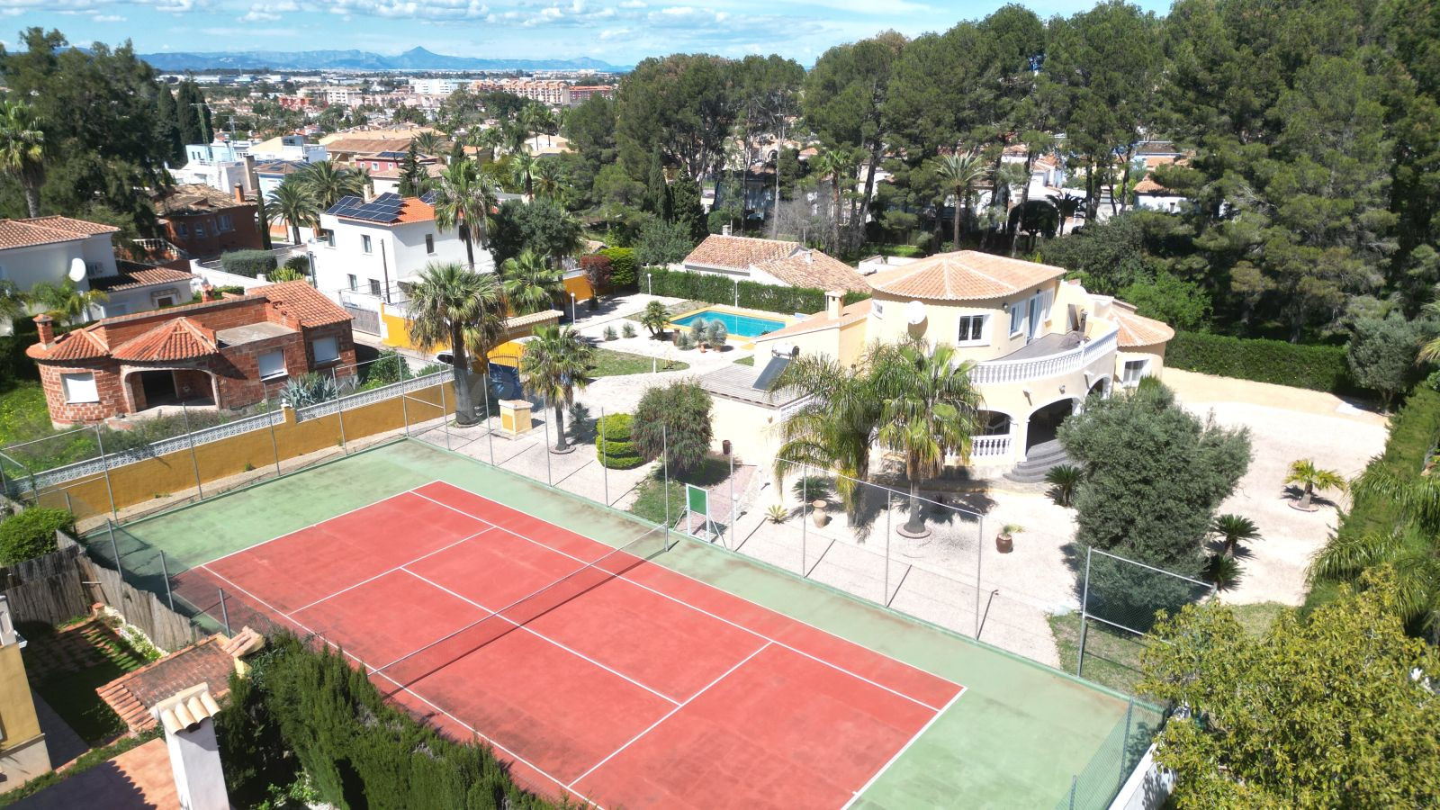 Villa muy bien cuidada con 2.185 m2 de terreno, gran piscina - foto 3