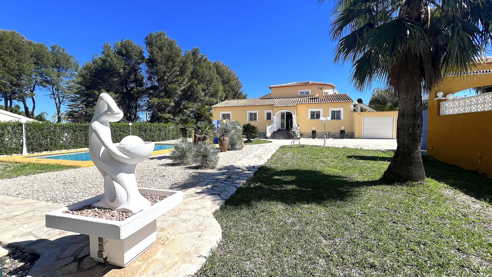 Villa muy bien cuidada con 2.185 m2 de terreno, gran piscina - foto 4