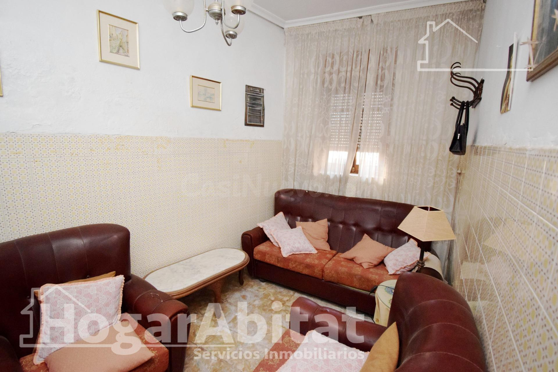 AMPLIA CASA ESQUINERA PARA REFORMAR CON TERRAZA Y BALCÓN - foto 4