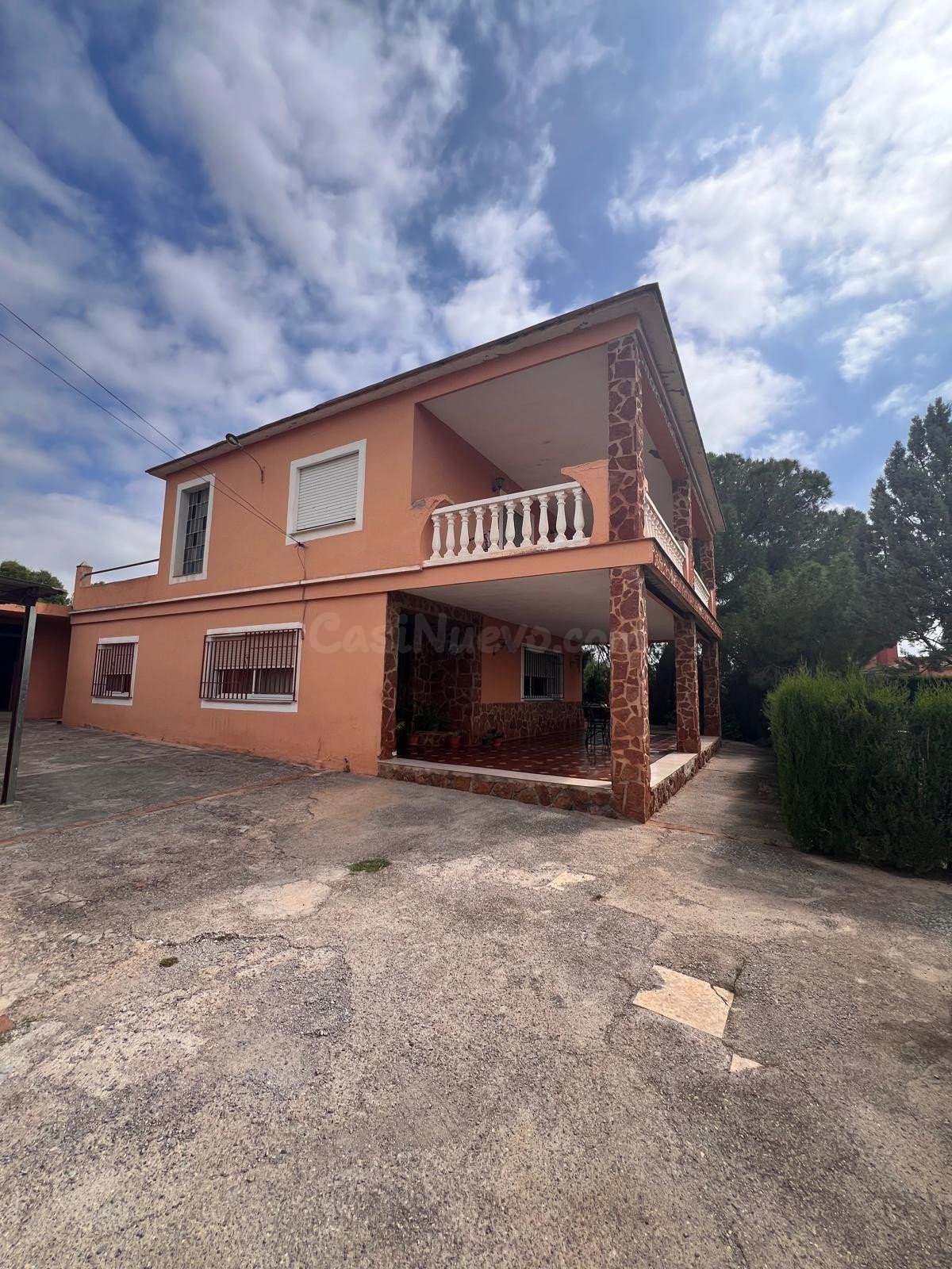 CHALET URBANO CON AMPLIA TERRAZA