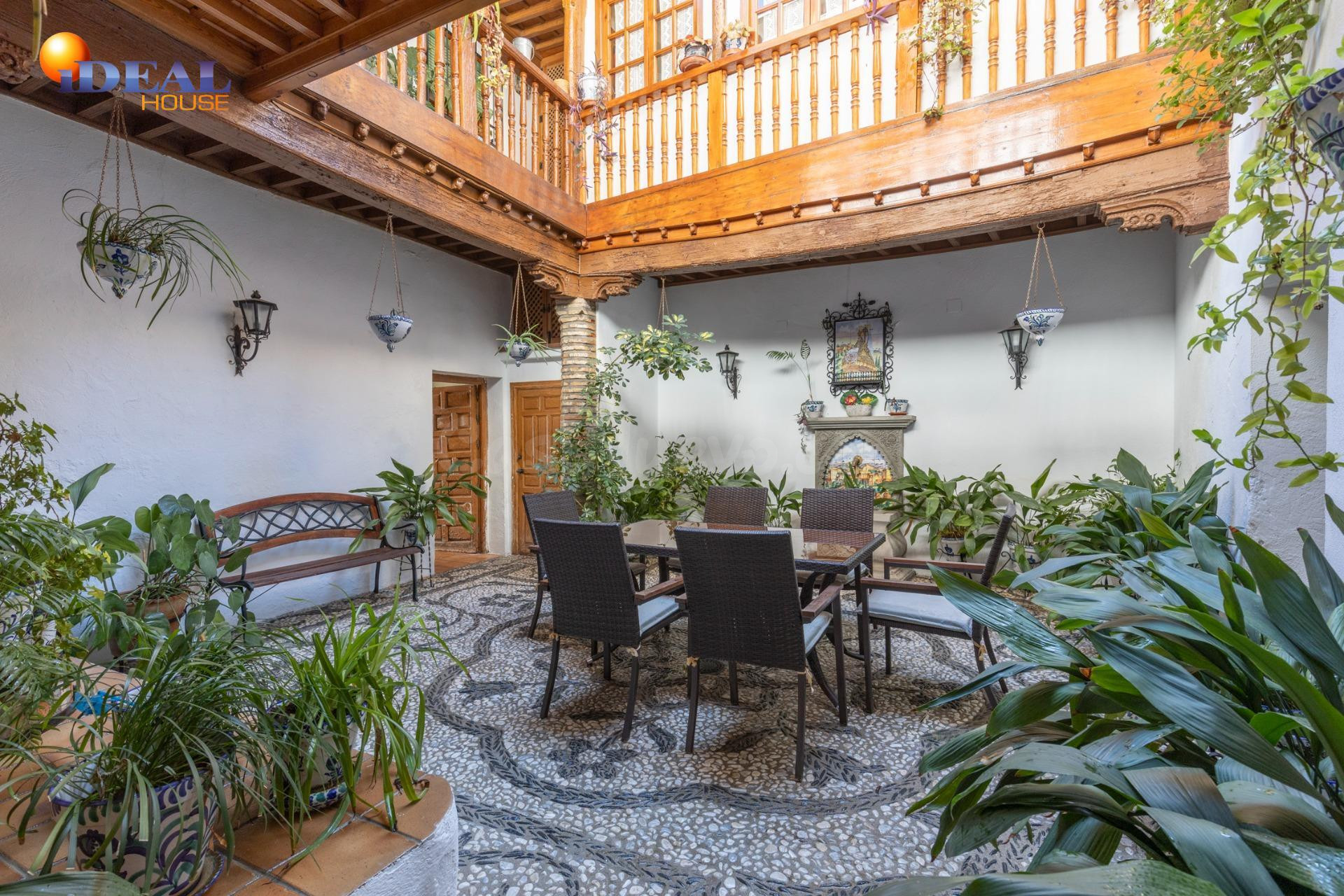 Auténtica casa con corrala tradicional y azotea en el corazó