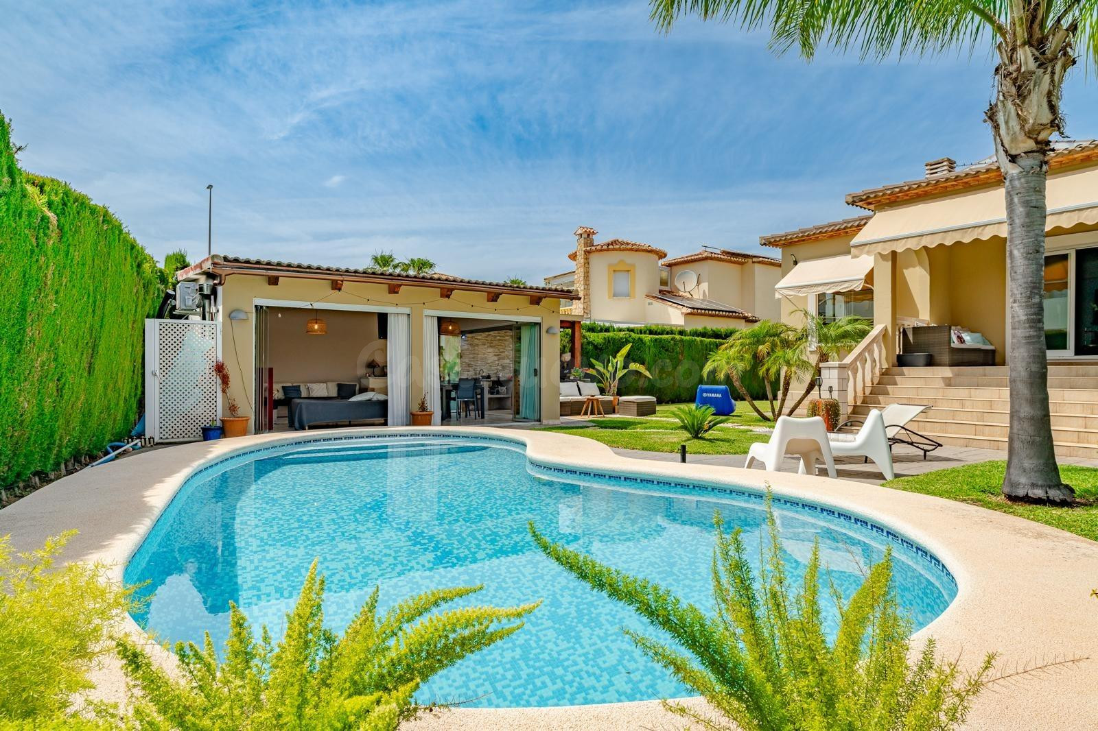 Alquiler anual de chalet en Las Marinas con piscina privada  - foto 2