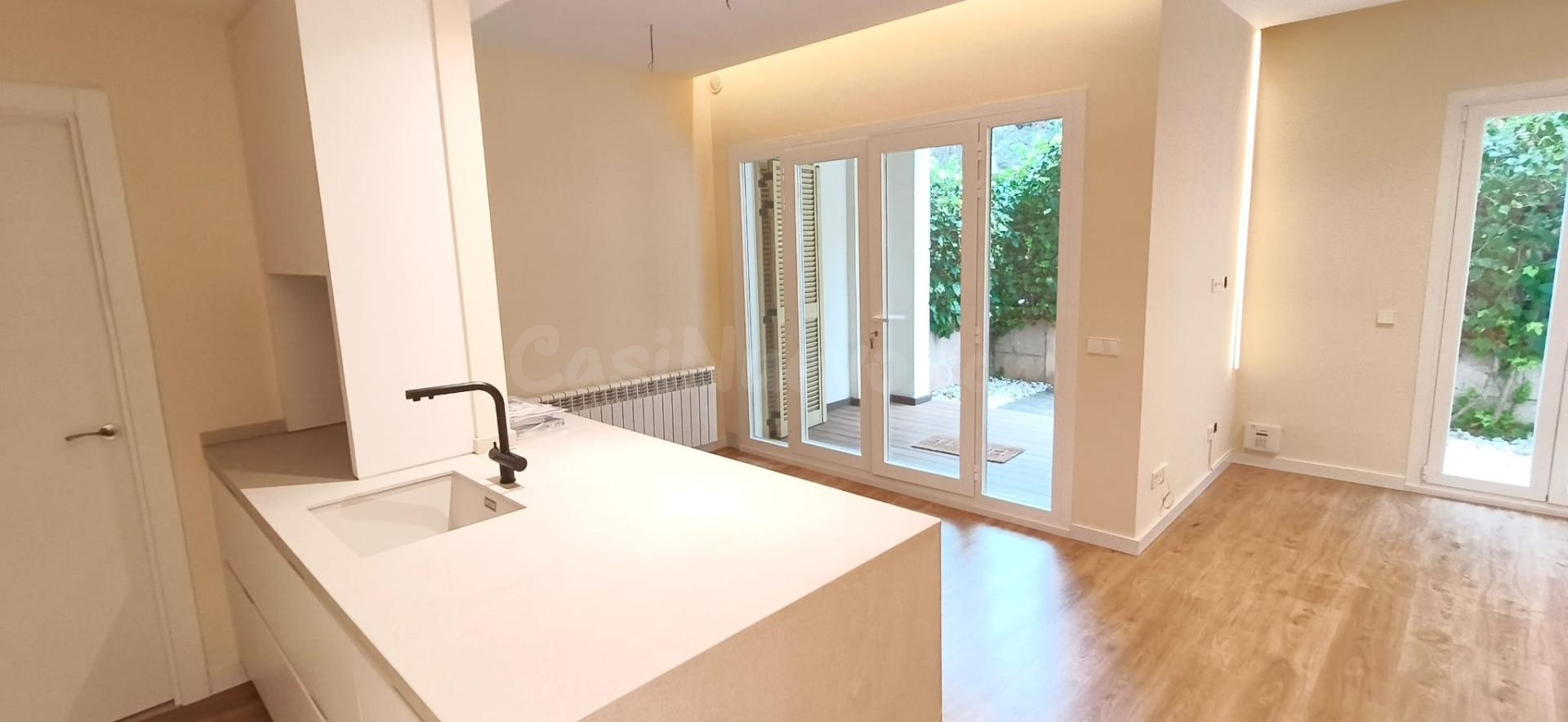 Piso en alquiler con terraza, piscina, parking y trastero en