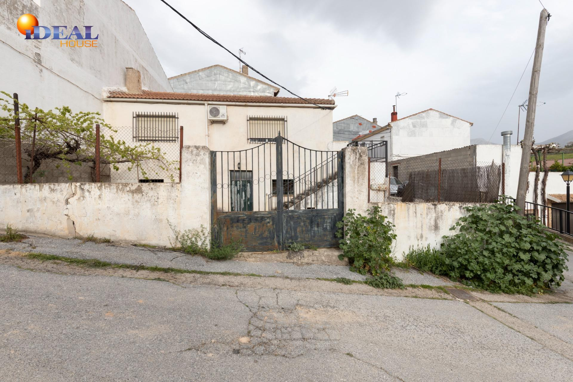 Título: Vivienda amplia con cochera y dos patios en zona cén