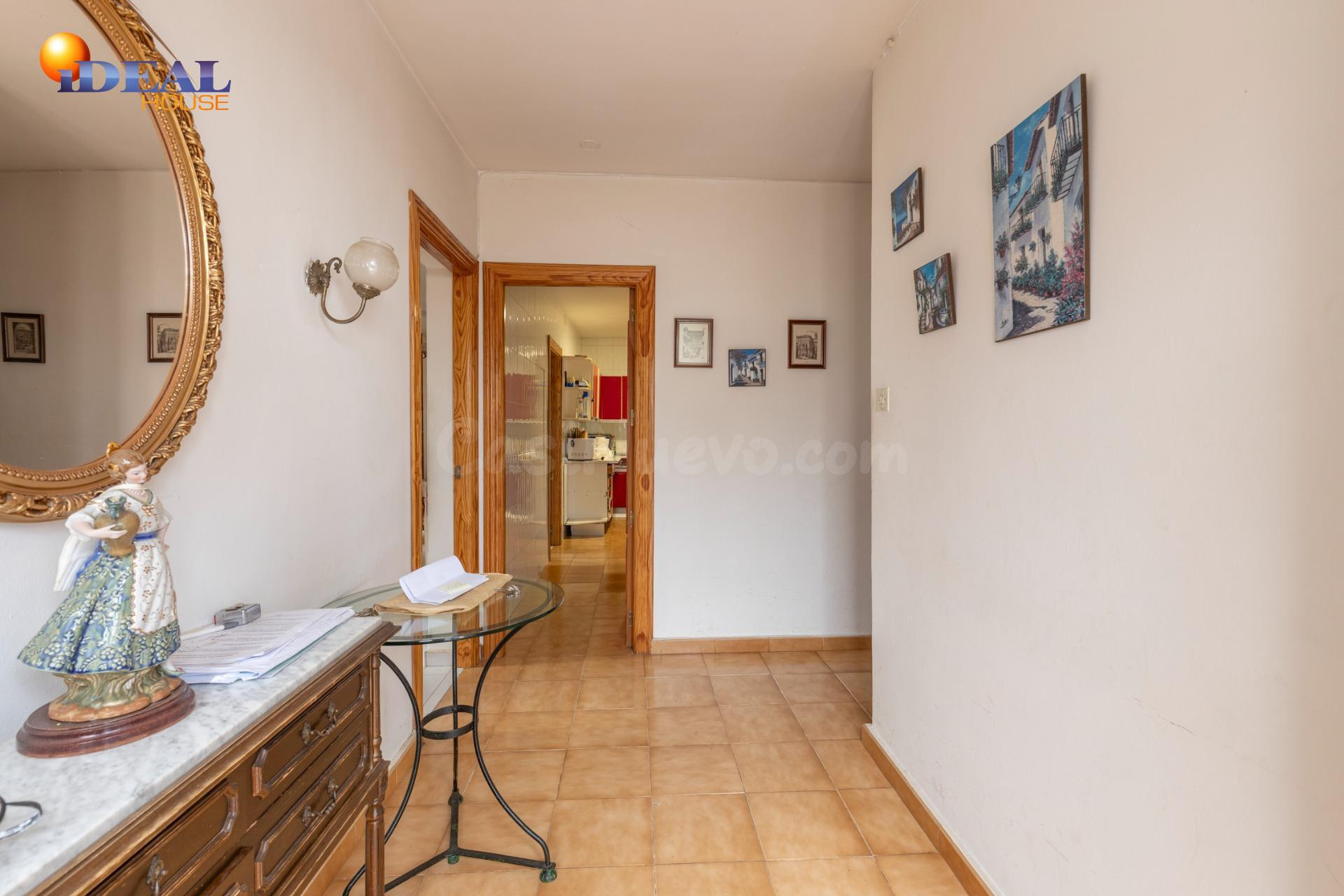Título: Vivienda amplia con cochera y dos patios en zona cén - foto 2