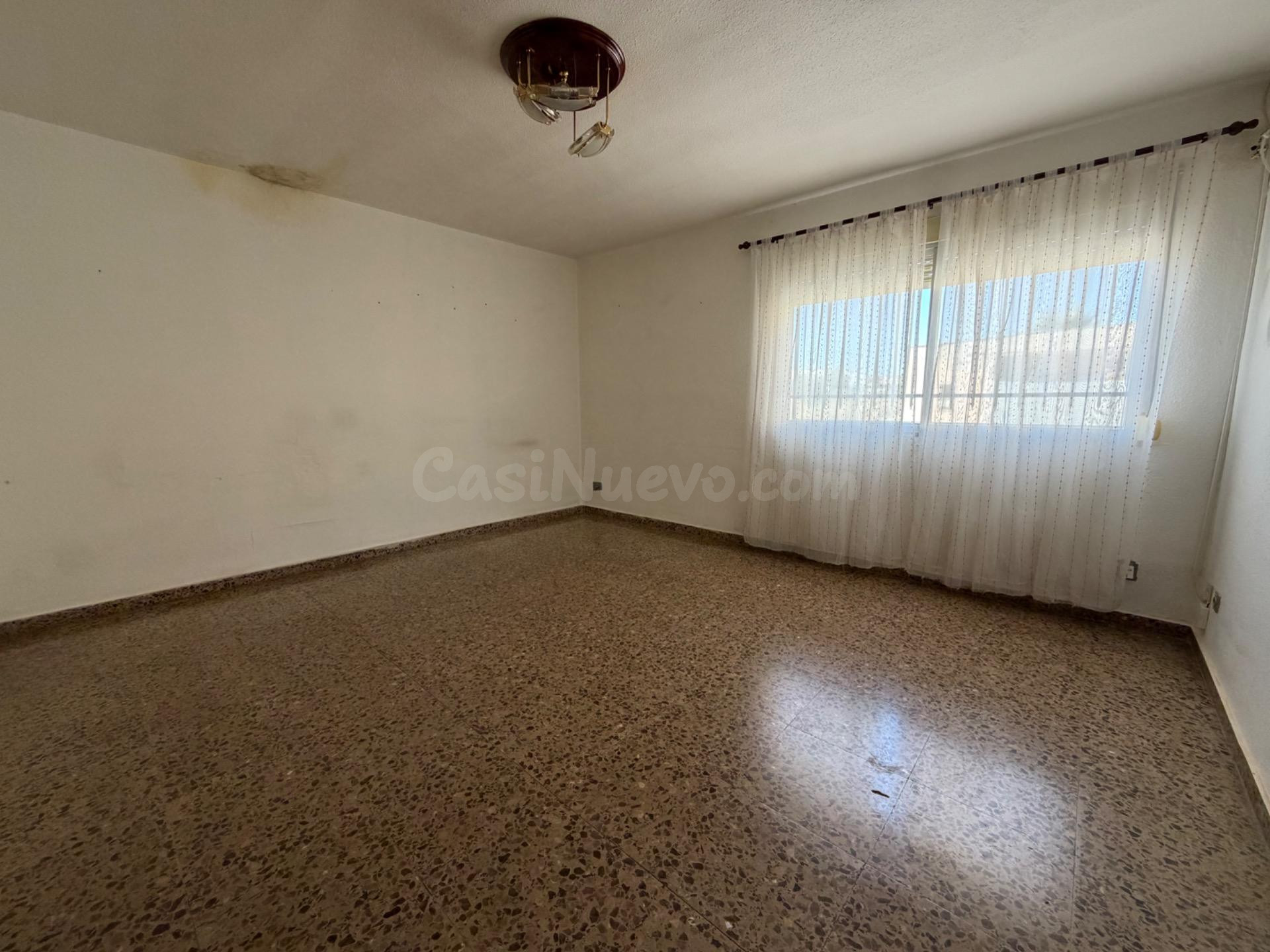 ADOSADO ESQUINERO A LA VENTA EN CASINOS - foto 2