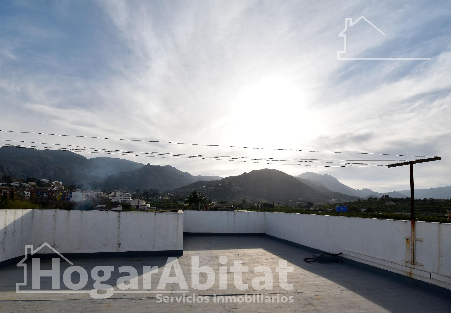 ¡MAGNÍFICA CASA! CON OCHO DORMITORIOS, TERRAZA Y GARAJE, CER