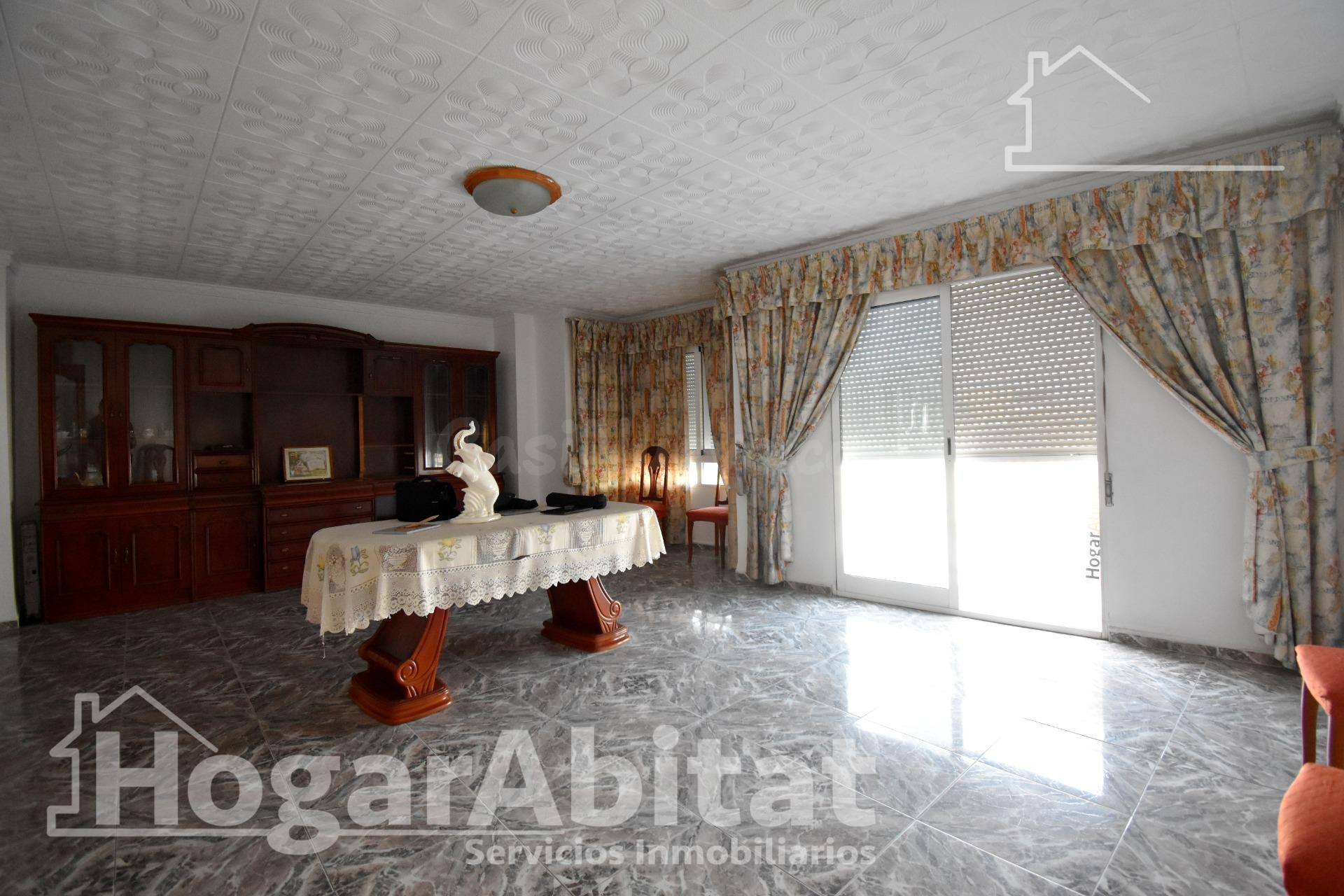 ¡MAGNÍFICA CASA! CON OCHO DORMITORIOS, TERRAZA Y GARAJE, CER - foto 2