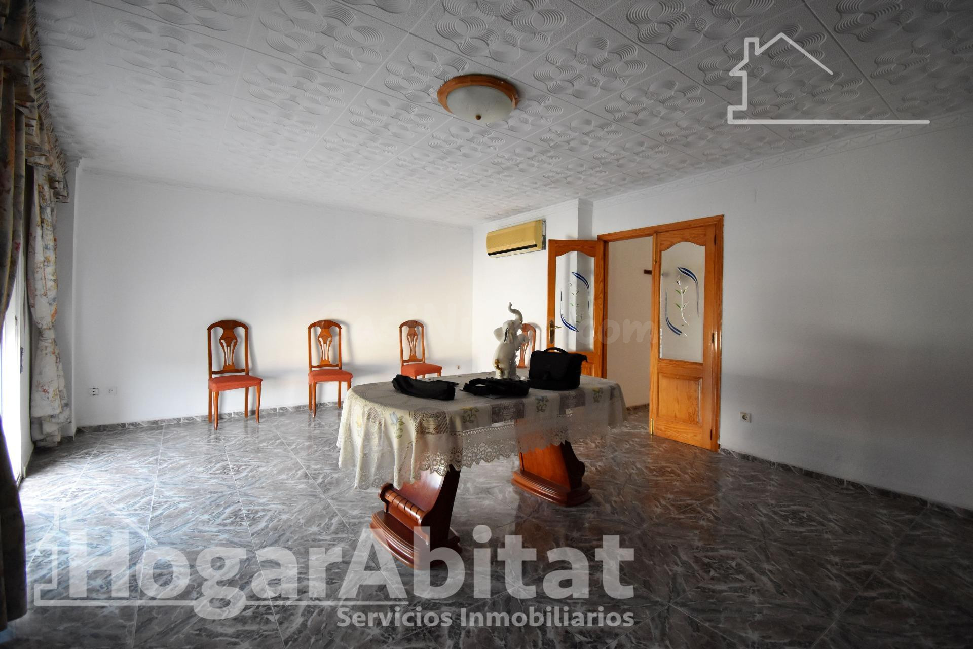 ¡MAGNÍFICA CASA! CON OCHO DORMITORIOS, TERRAZA Y GARAJE, CER - foto 5