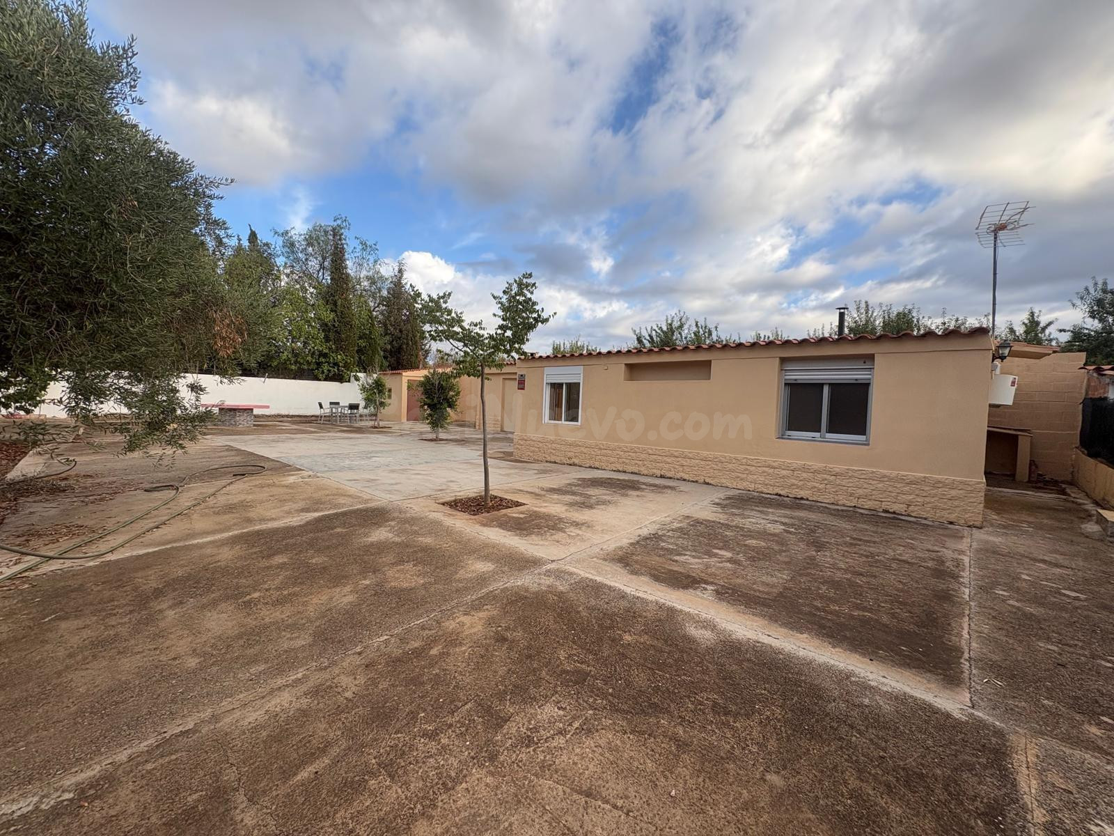 CHALET REFORMADO CON PISCINA Y AMPLIA PARCELA