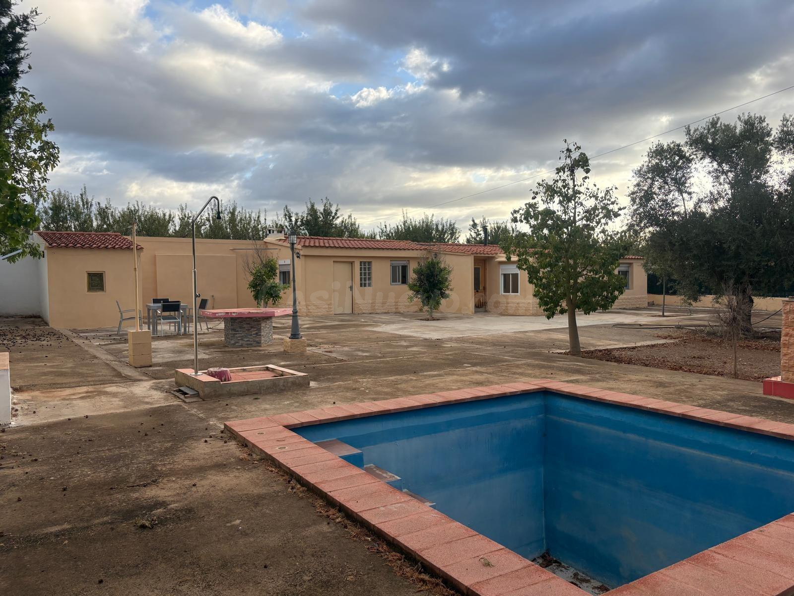 CHALET REFORMADO CON PISCINA Y AMPLIA PARCELA - foto 2