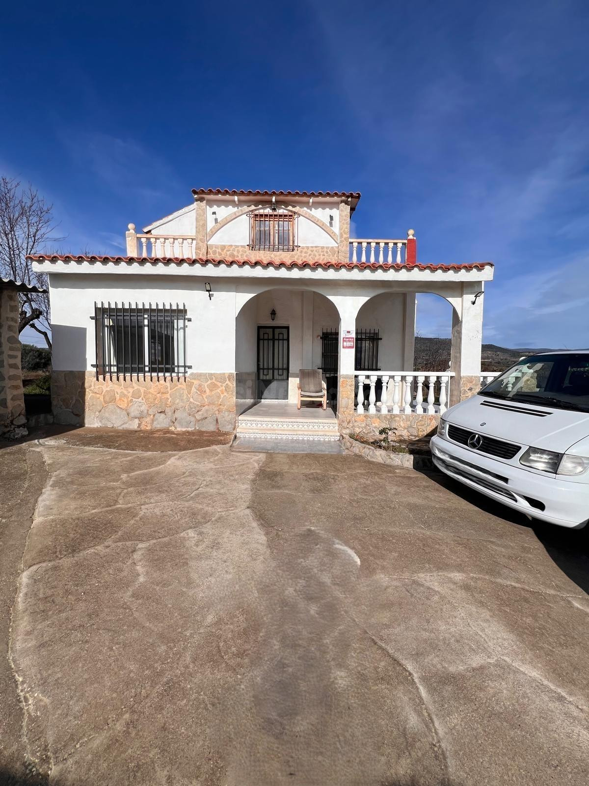 CHALET CON GRAN PARCELA EN VILLAR DEL ARZOBISPO