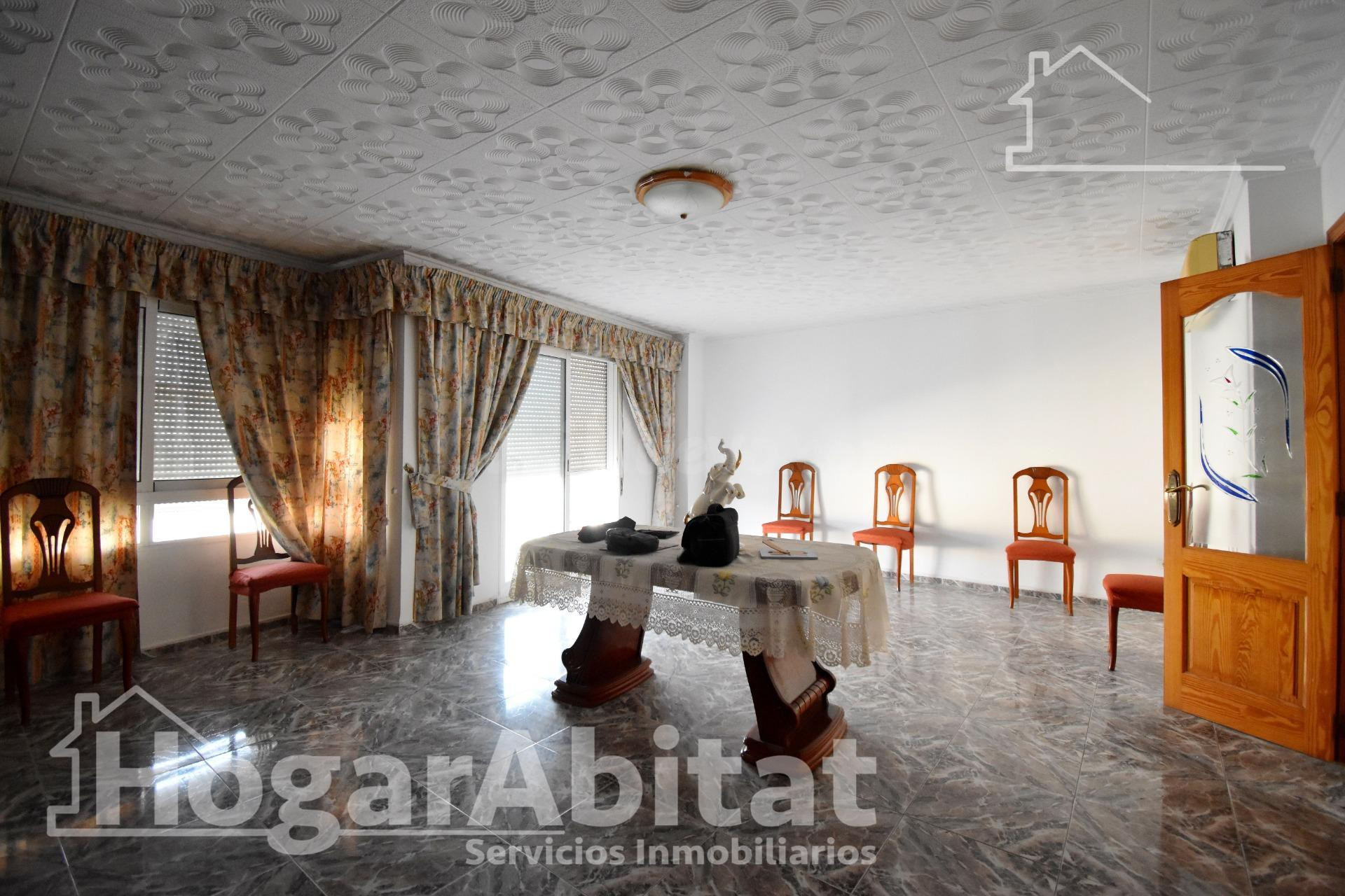 ¡MAGNÍFICA CASA! CON OCHO DORMITORIOS, TERRAZA Y GARAJE, CER - foto 4