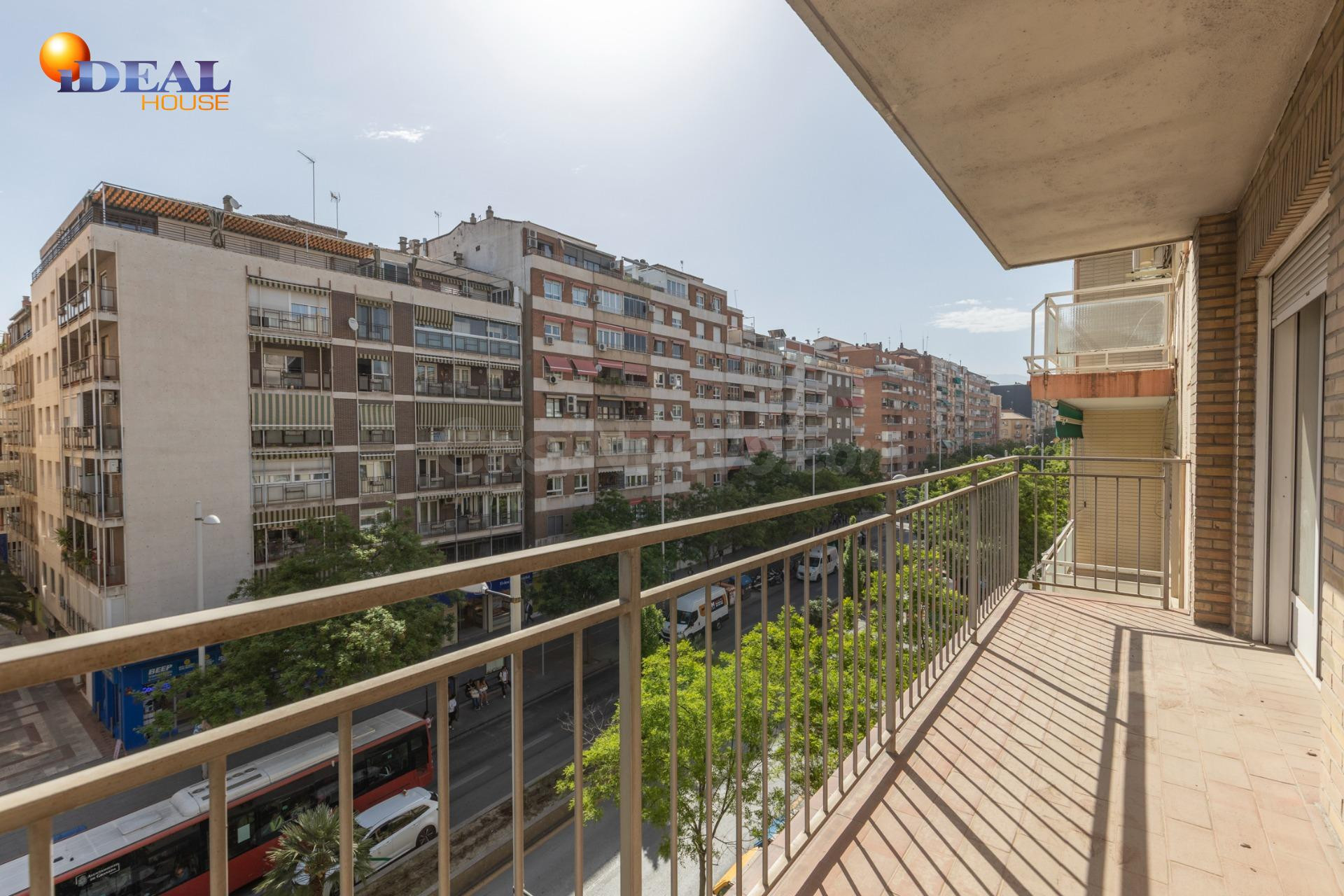 Piso con terraza y gran potencial junto a Camino de Ronda