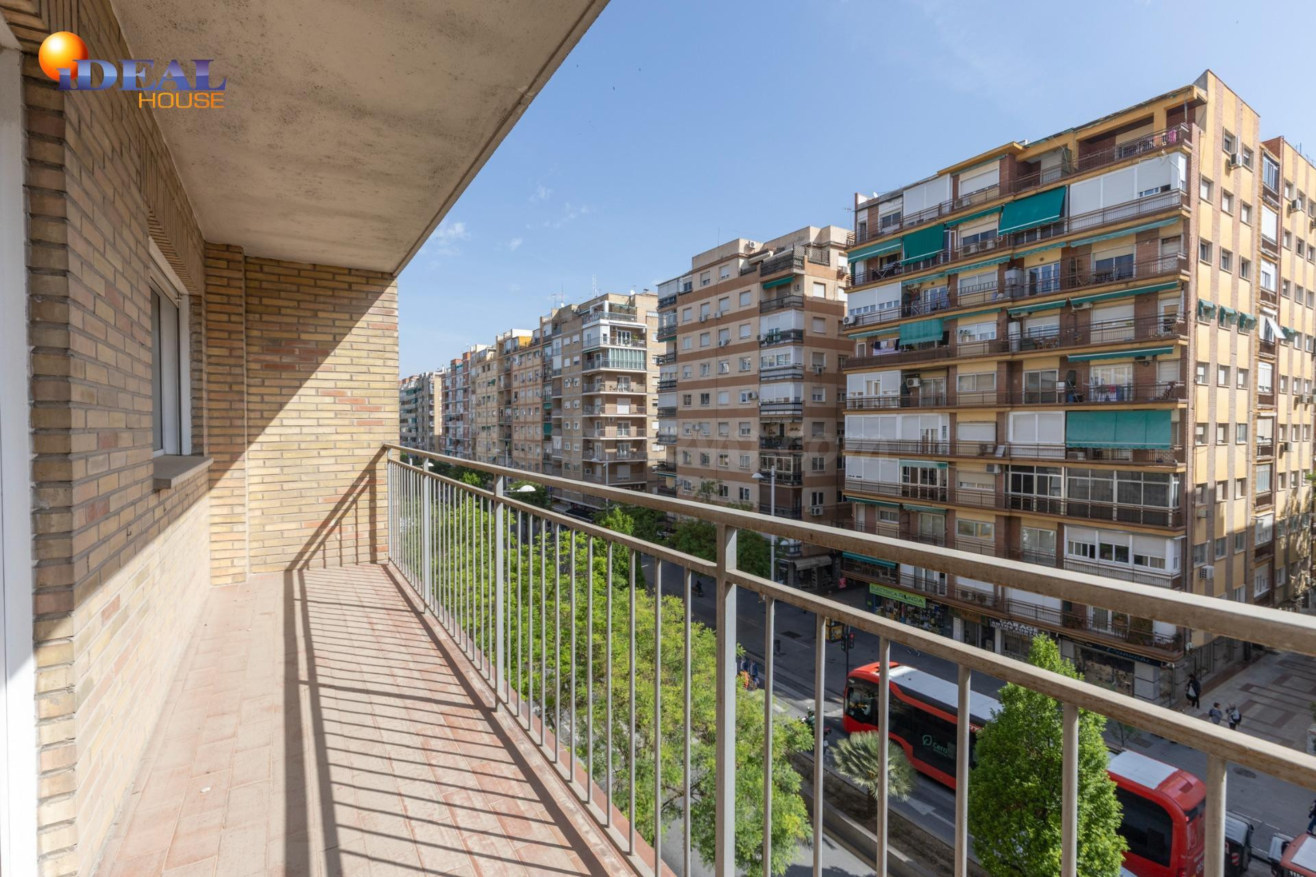 Piso con terraza y gran potencial junto a Camino de Ronda - foto 2