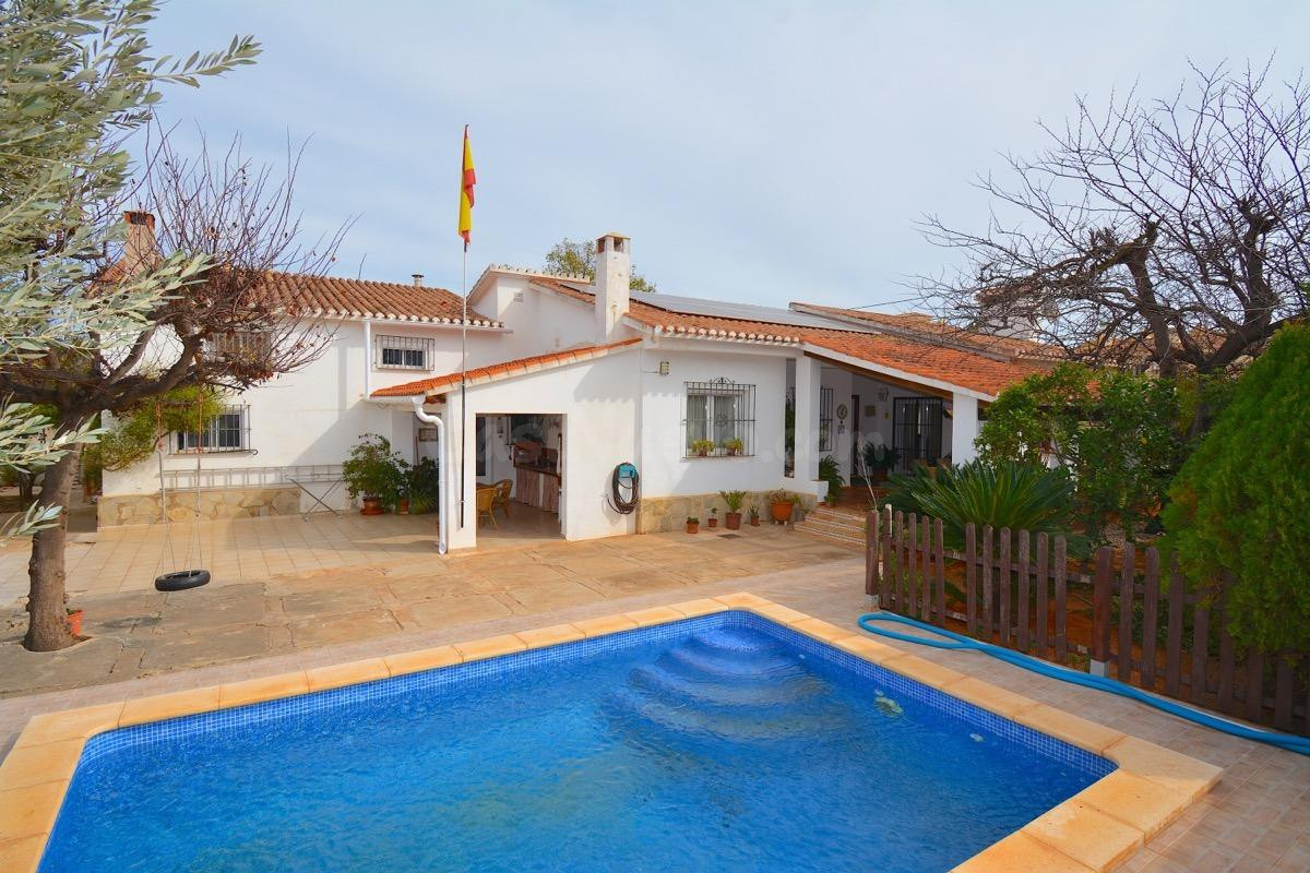 Chalet con apartamento independiente y gran parcela en una d - foto 2