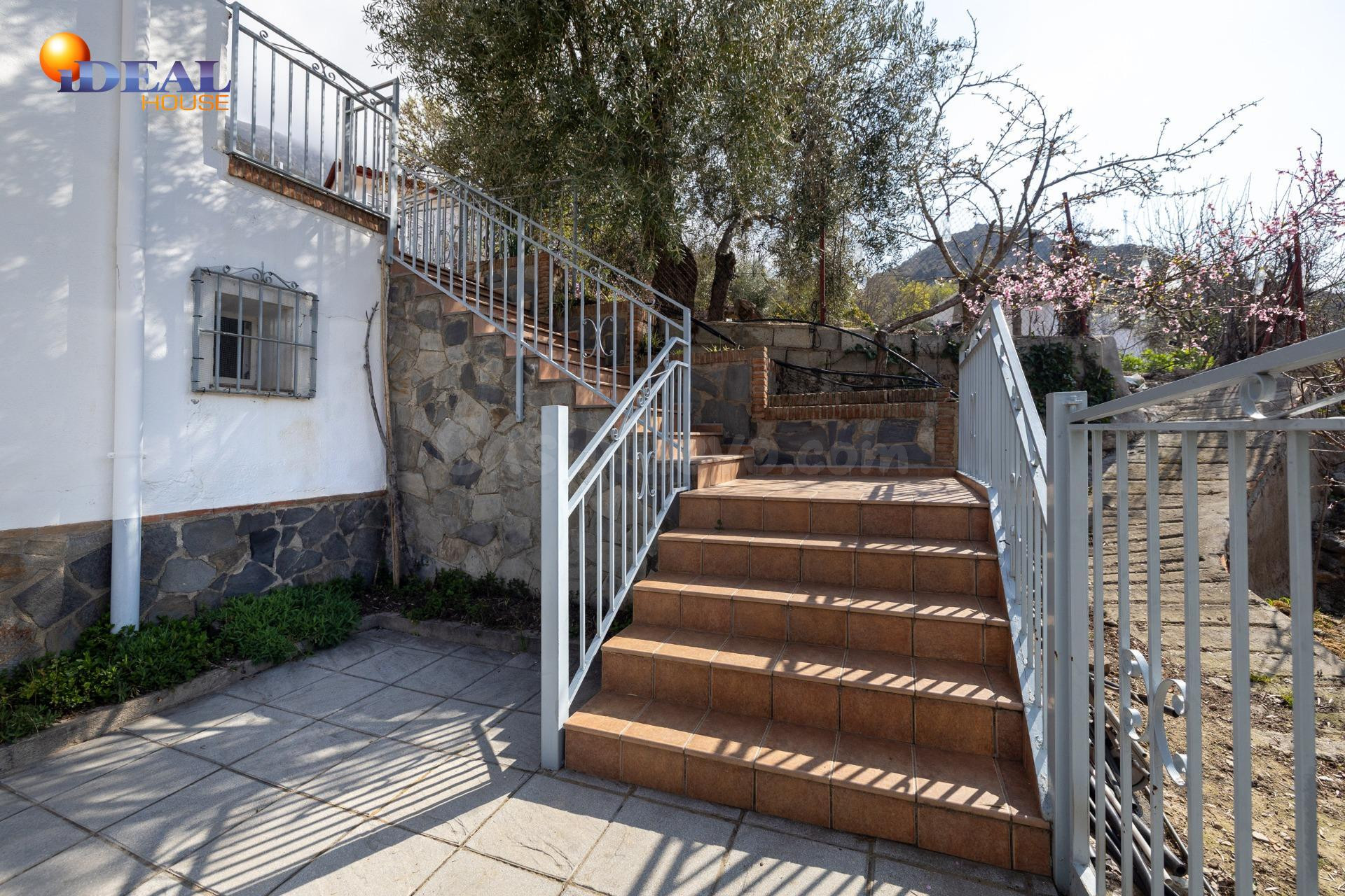 FINCA URBANA ÚNICA CON DOS VIVIENDAS EN GÜÉJAR SIERRA - foto 3
