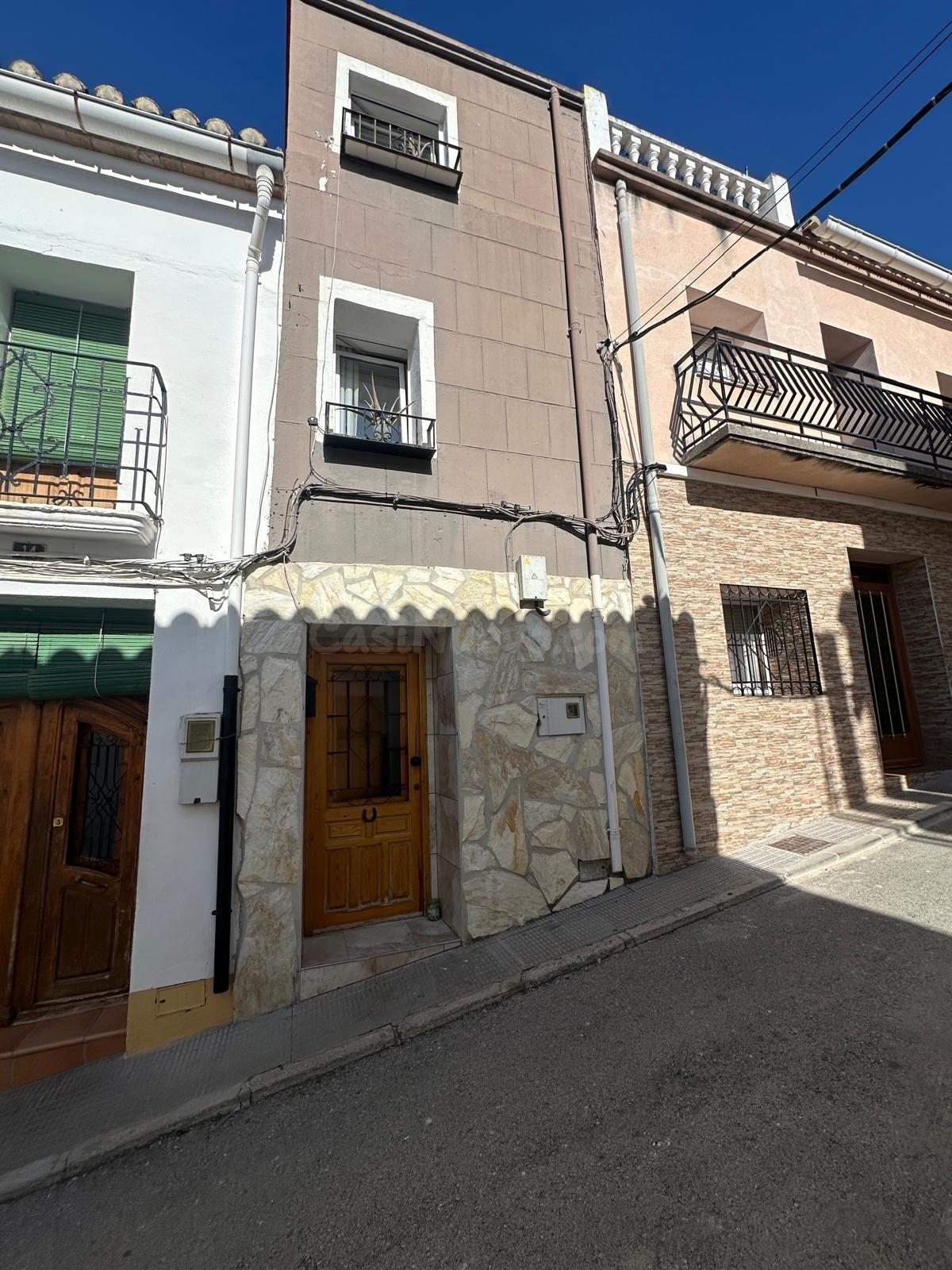 Casa de pueblo reformada con encanto en pleno centro de Parc - foto 3