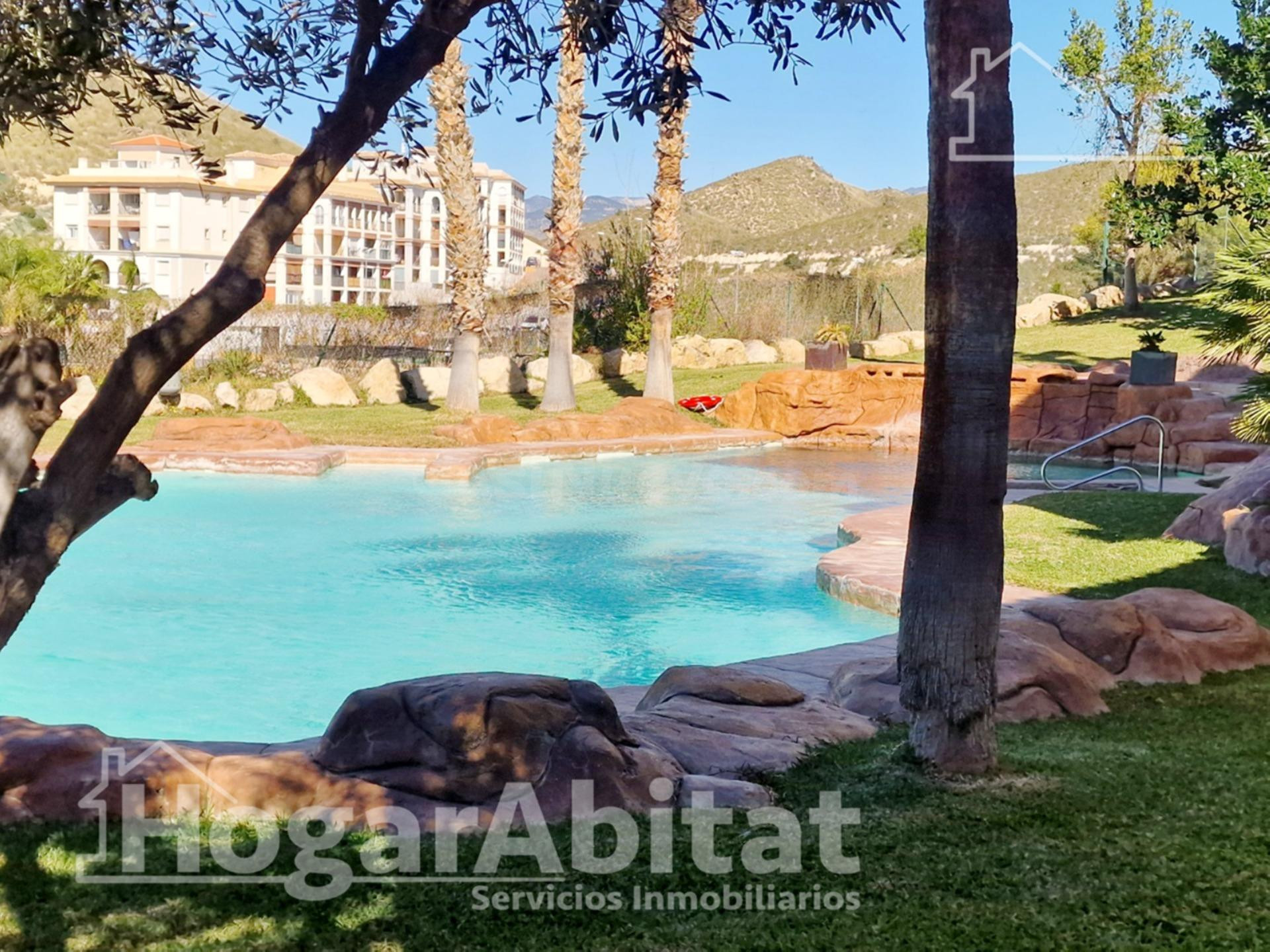 MUY AMPLIO EN RESIDENCIAL CON GARAJE, TERRAZA Y PISCINA