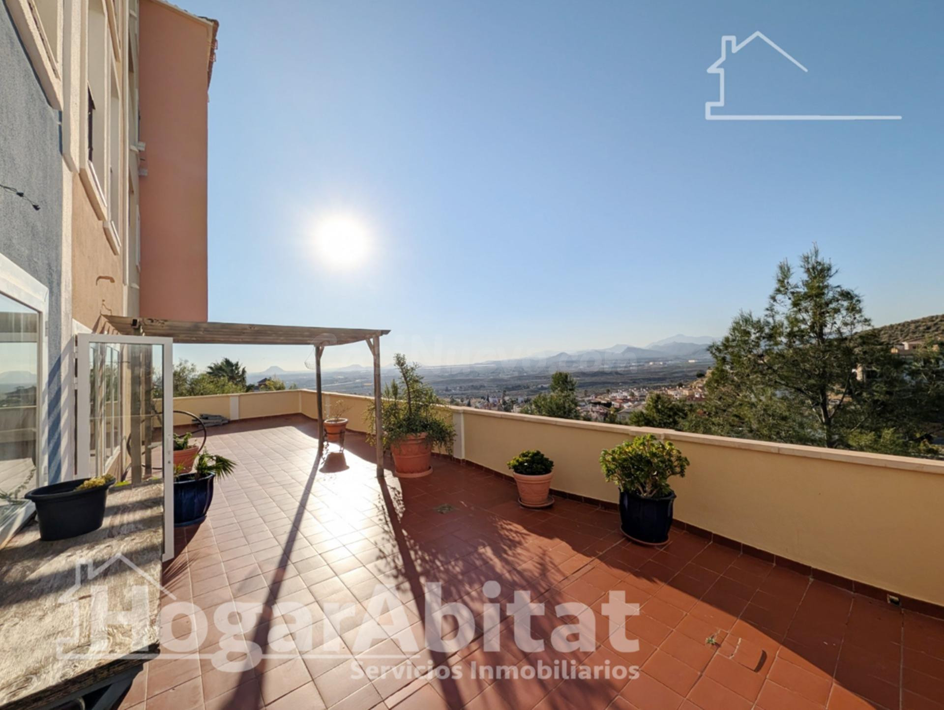 MUY AMPLIO EN RESIDENCIAL CON GARAJE, TERRAZA Y PISCINA - foto 2
