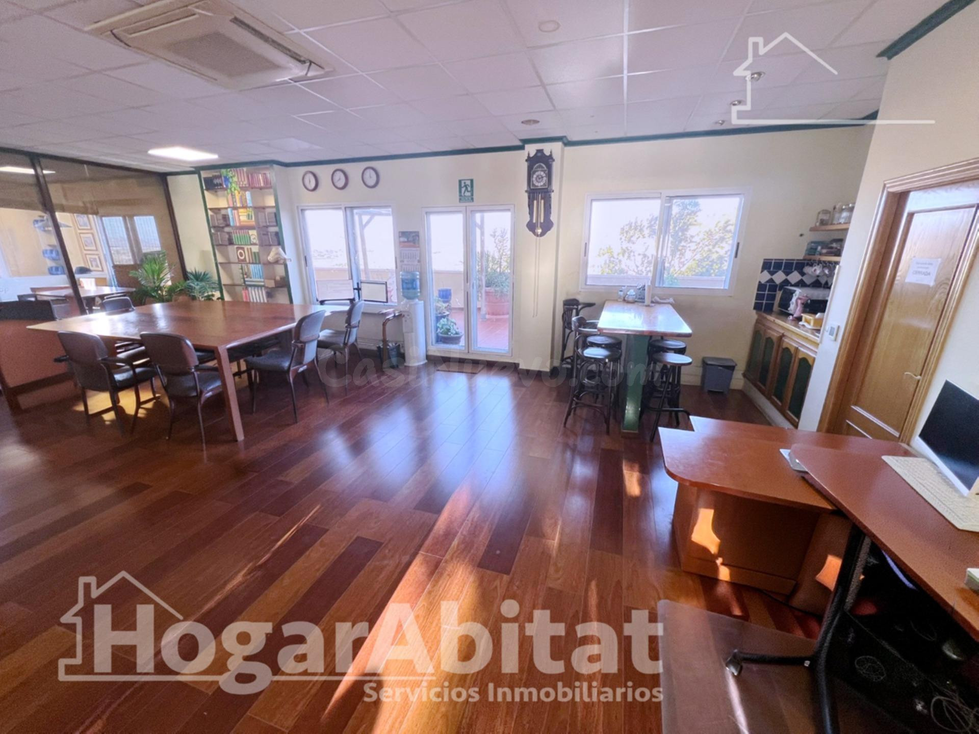 MUY AMPLIO EN RESIDENCIAL CON GARAJE, TERRAZA Y PISCINA - foto 5