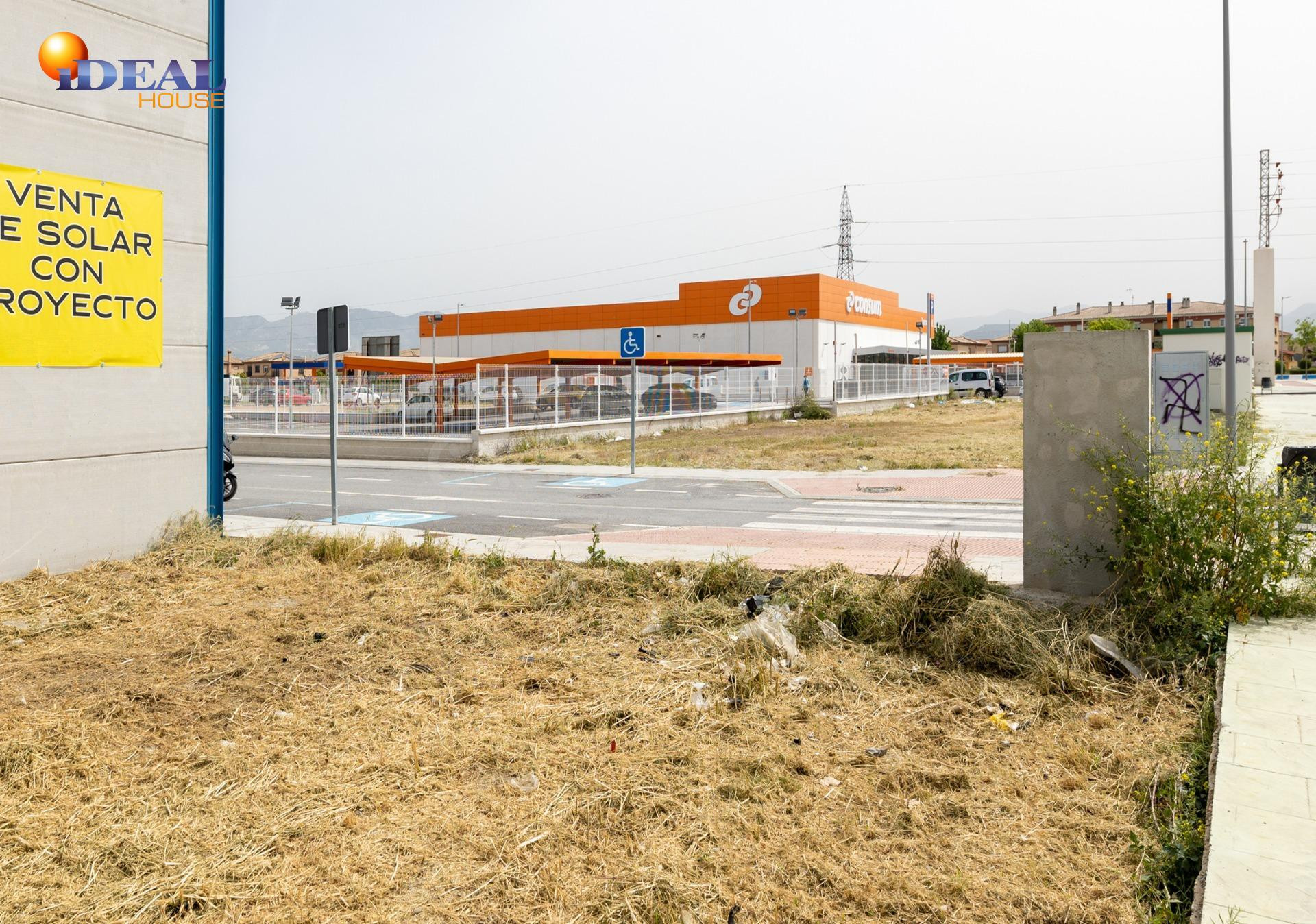 * Solar industrial en esquina con máxima visibilidad + proye