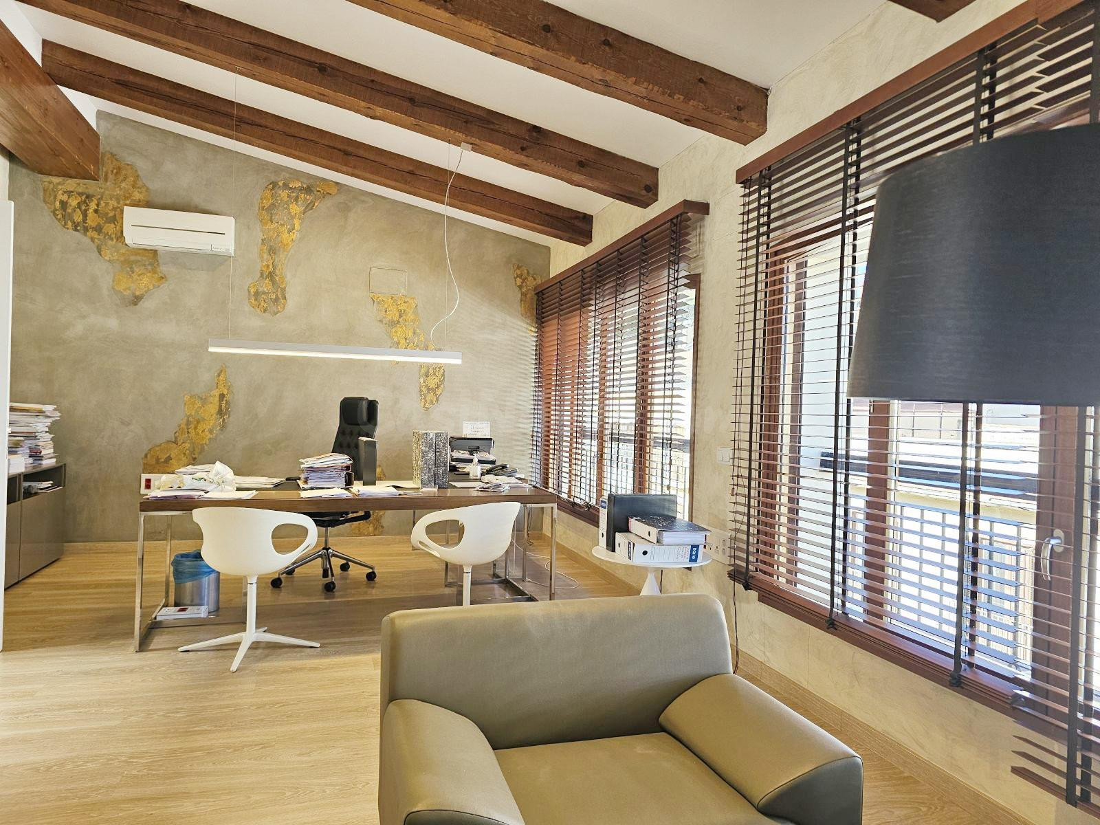 Ático acondicionado como oficina con potencial para vivienda
