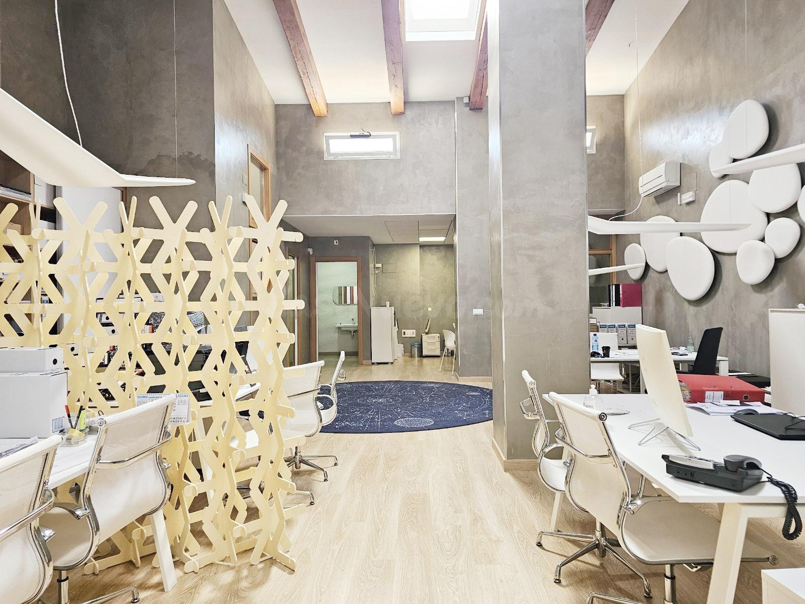 Ático acondicionado como oficina con potencial para vivienda - foto 2