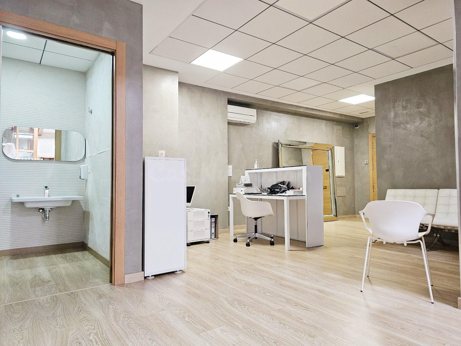 Ático acondicionado como oficina con potencial para vivienda - foto 5