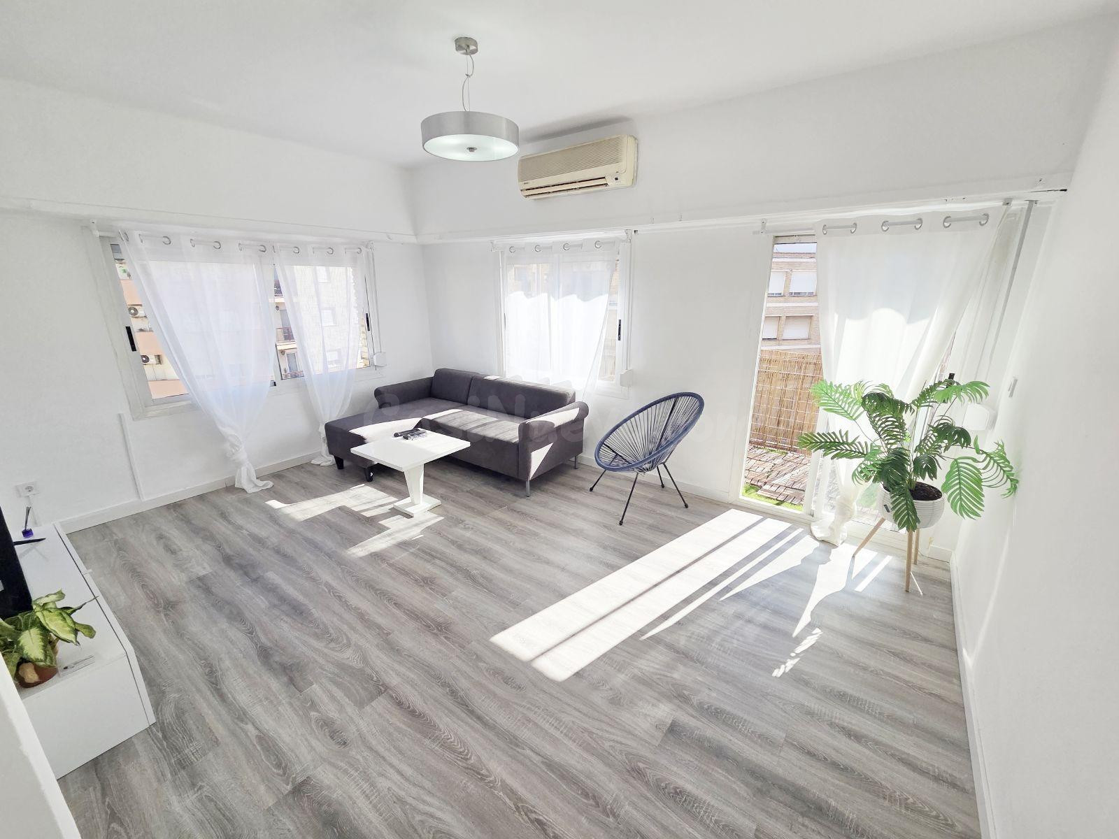 Vivienda reformada con encanto en pleno casco urbano - foto 2