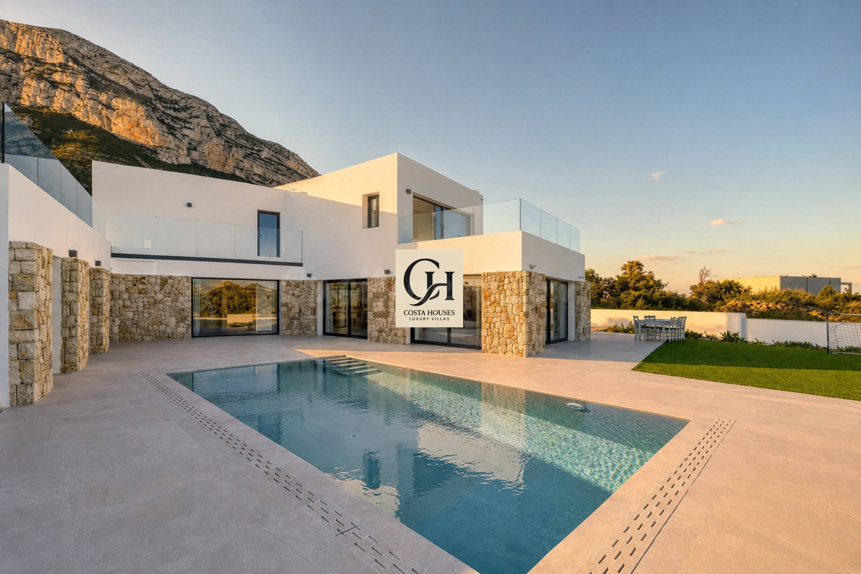 VILLA CAMPUS · ARQUITECTURA CONTEMPORÁNEA CON VISTAS AL MAR Y AL MONTGÓ, DÉNIA