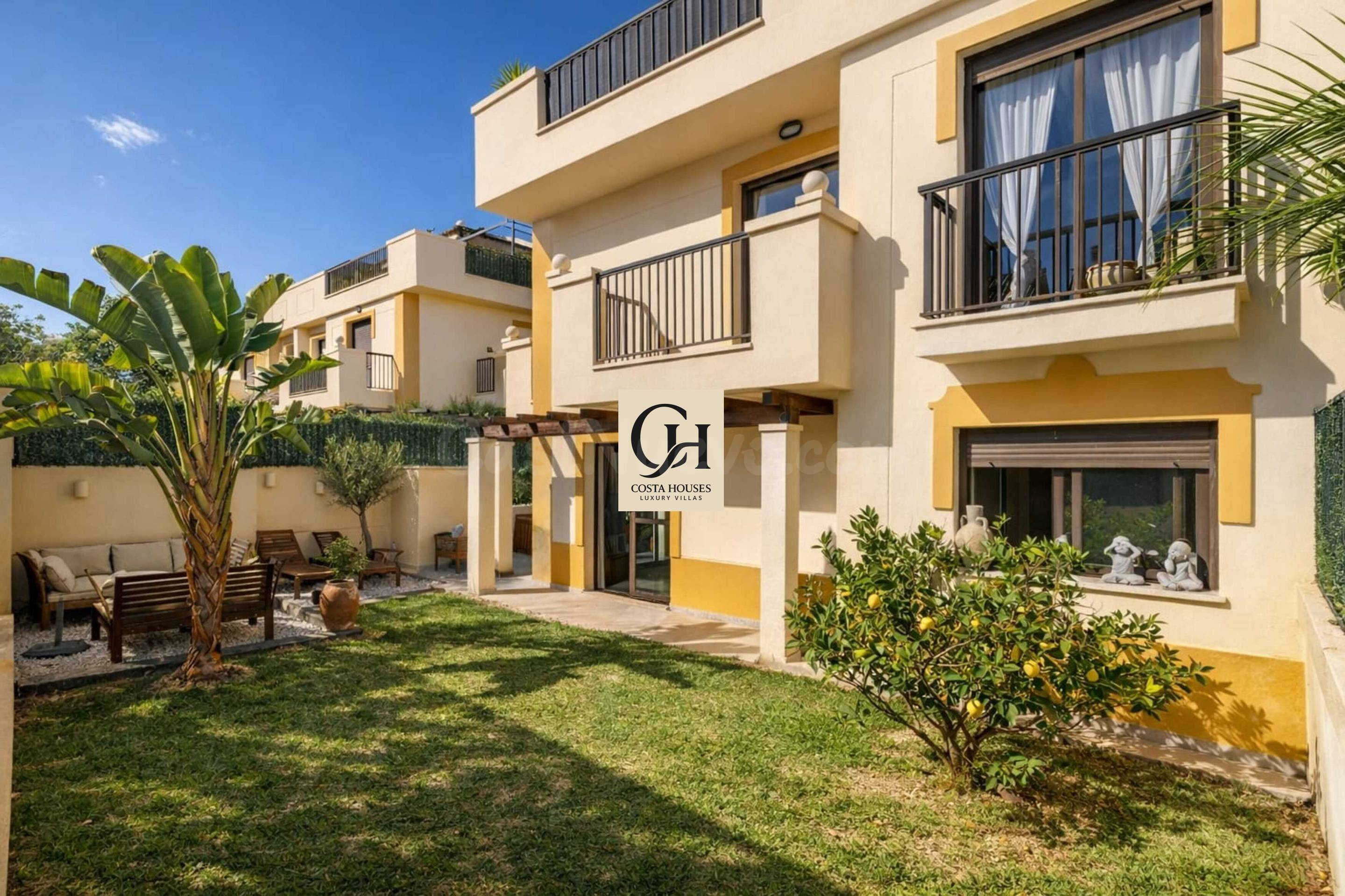 CASA ADOSADA MEDITERRÁNEA CON JARDÍN PRIVADO EN JÁVEA · RESI