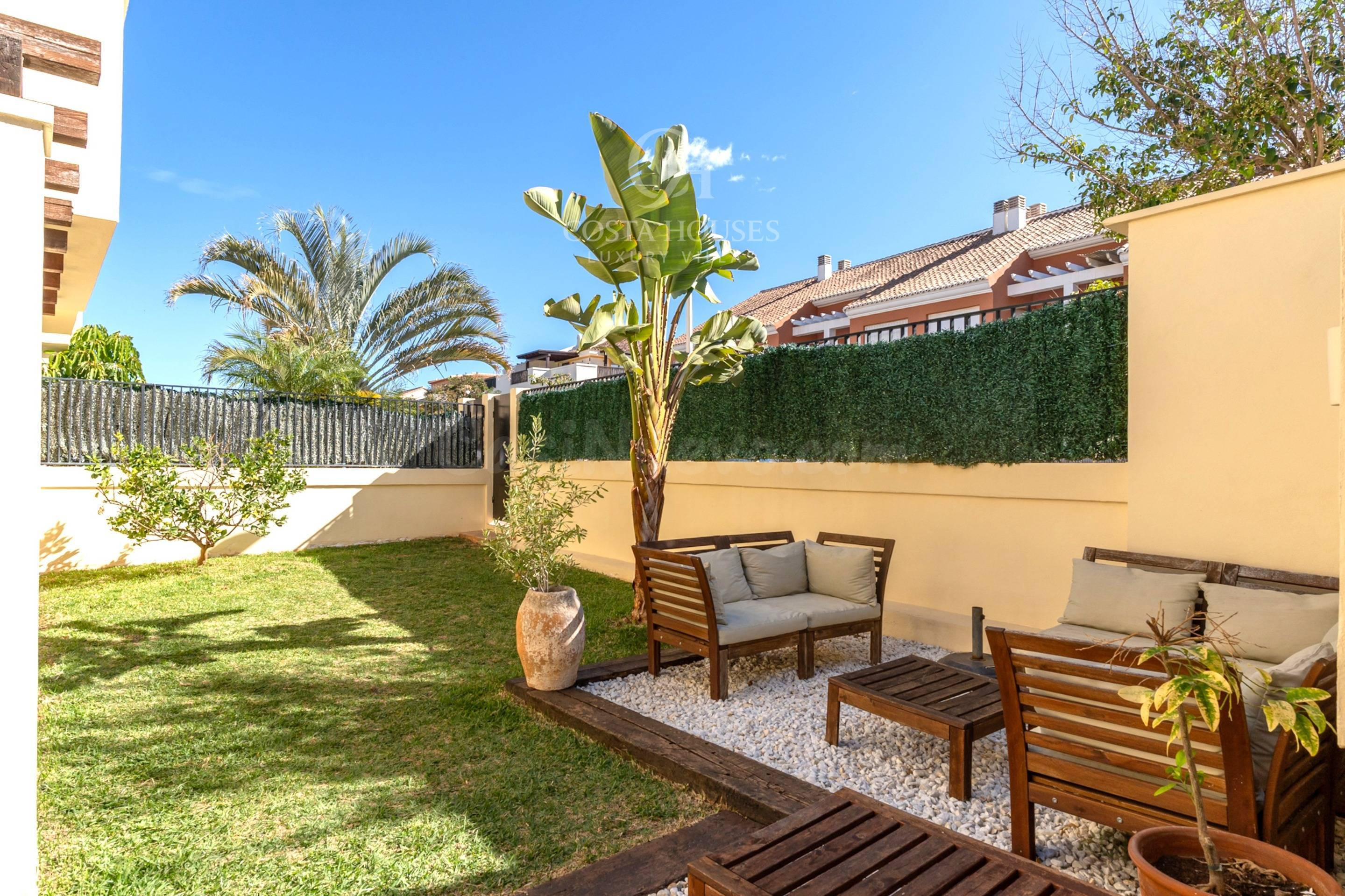 CASA ADOSADA MEDITERRÁNEA CON JARDÍN PRIVADO EN JÁVEA · RESI - foto 2