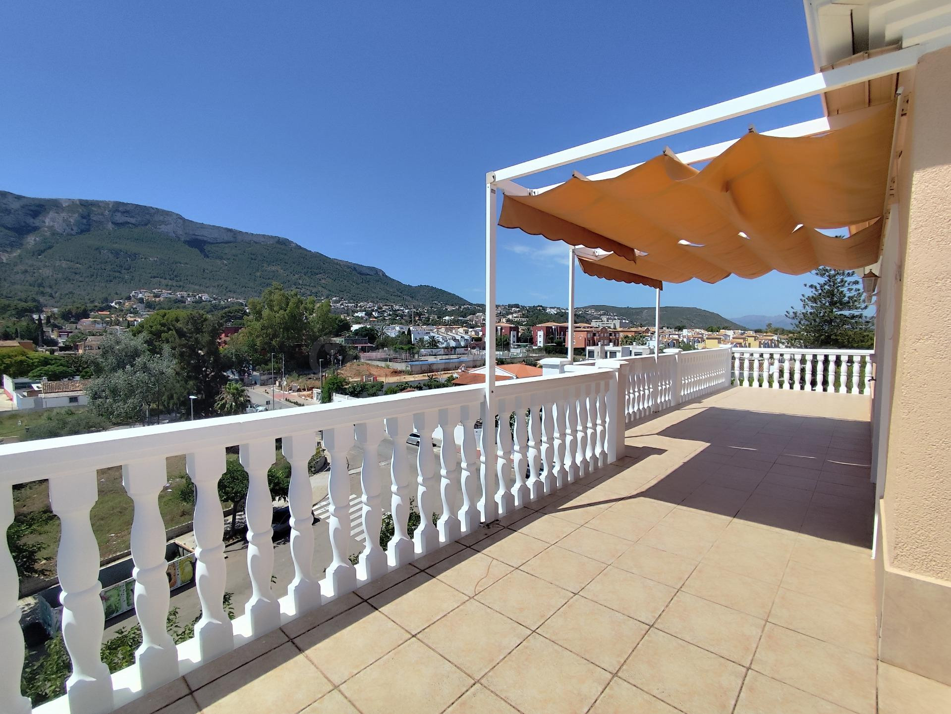Ático de 3 dormitorios con espectacular terraza en Dénia - foto 2
