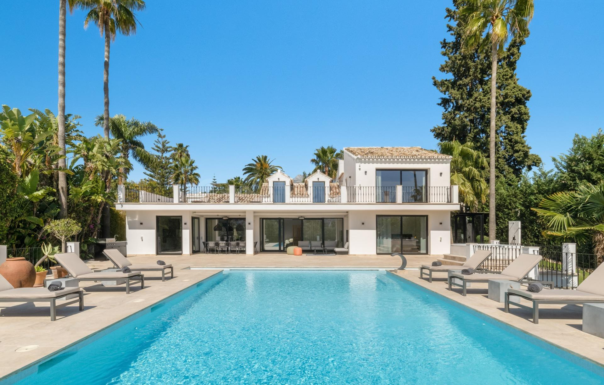 Villa renovada de 5 dormitorios y 5 baños en Valle del Golf,