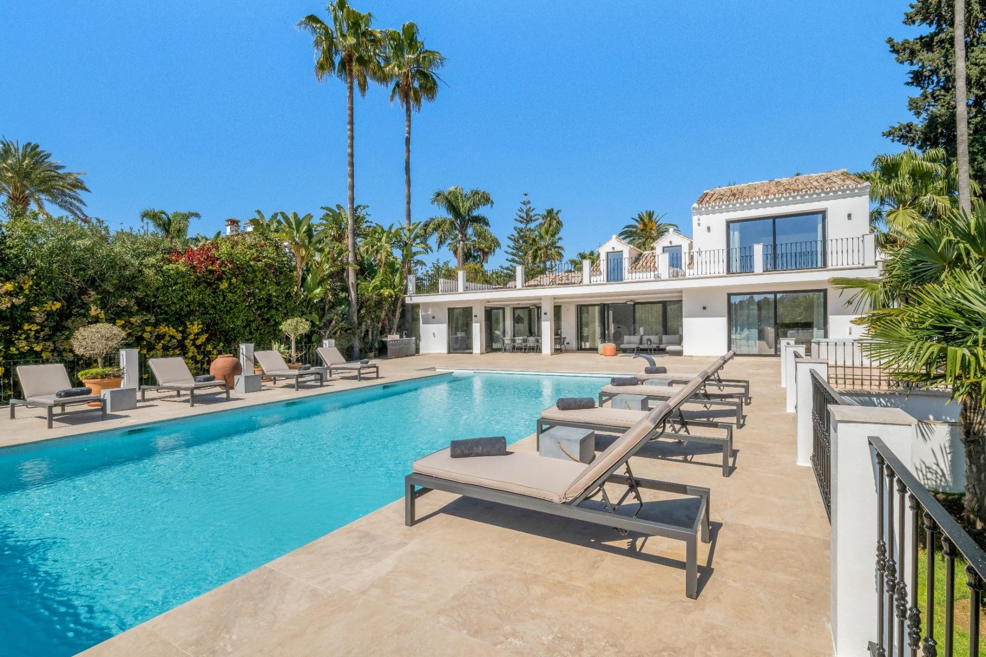 Villa renovada de 5 dormitorios y 5 baños en Valle del Golf, - foto 5