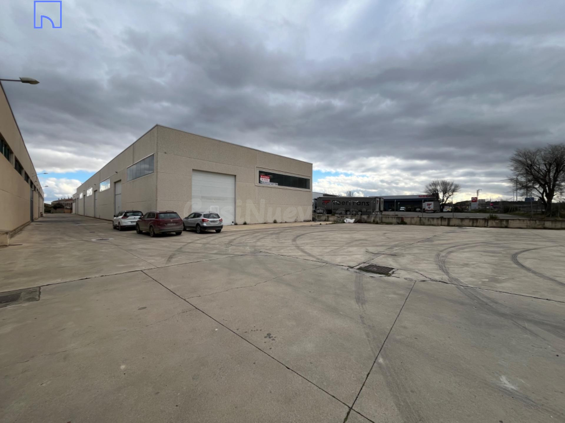 Nave en esquina de 1.500 m2 con 5 accesos y campa