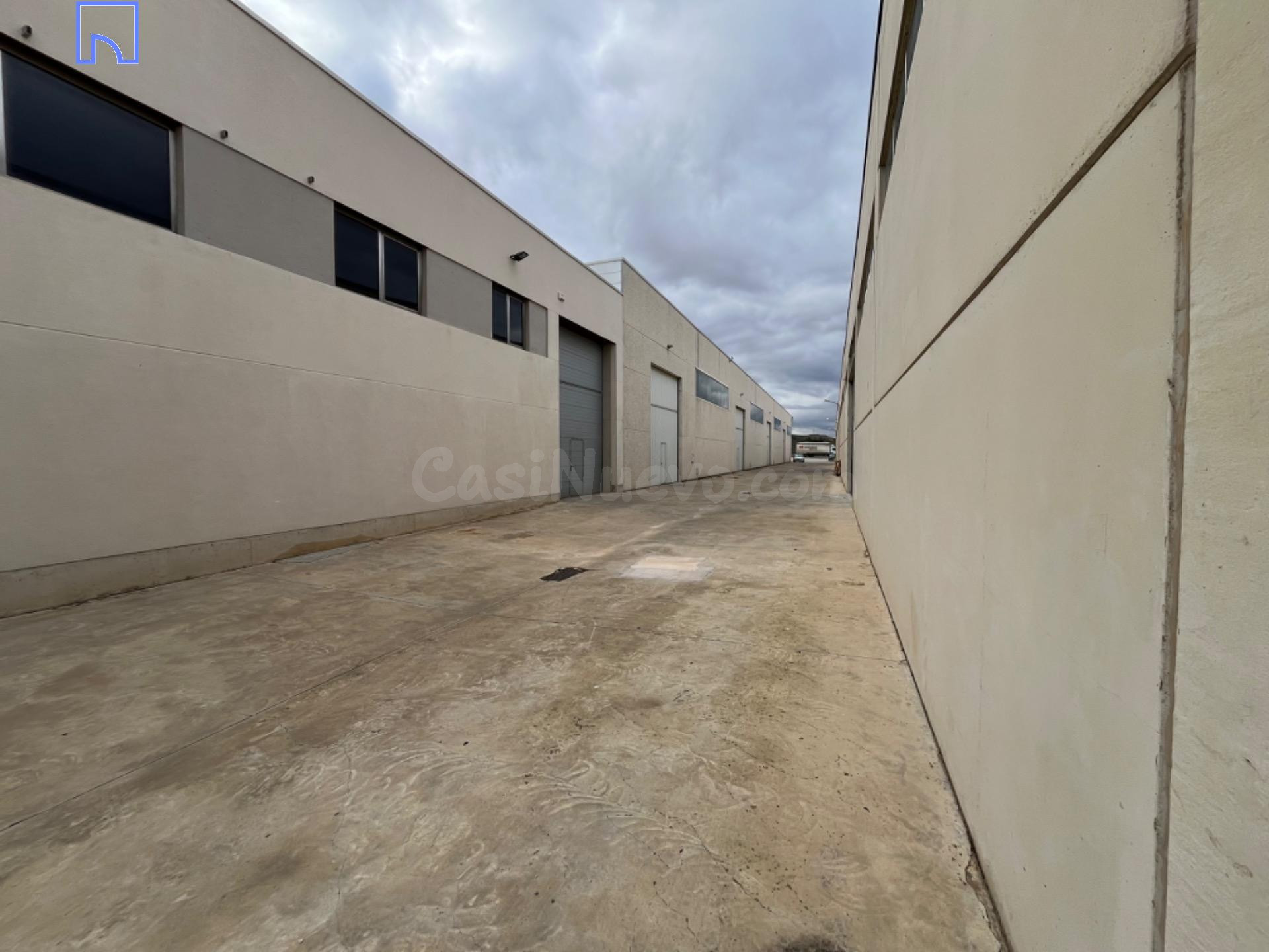 Nave en esquina de 1.500 m2 con 5 accesos y campa - foto 4