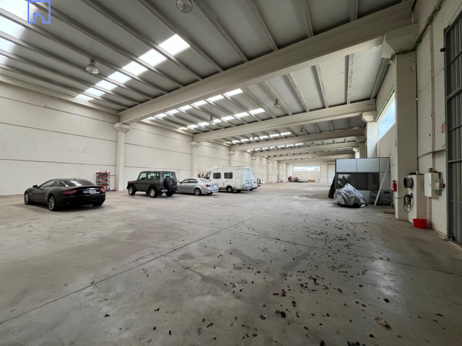Nave en esquina de 1.500 m2 con 5 accesos y campa - foto 5