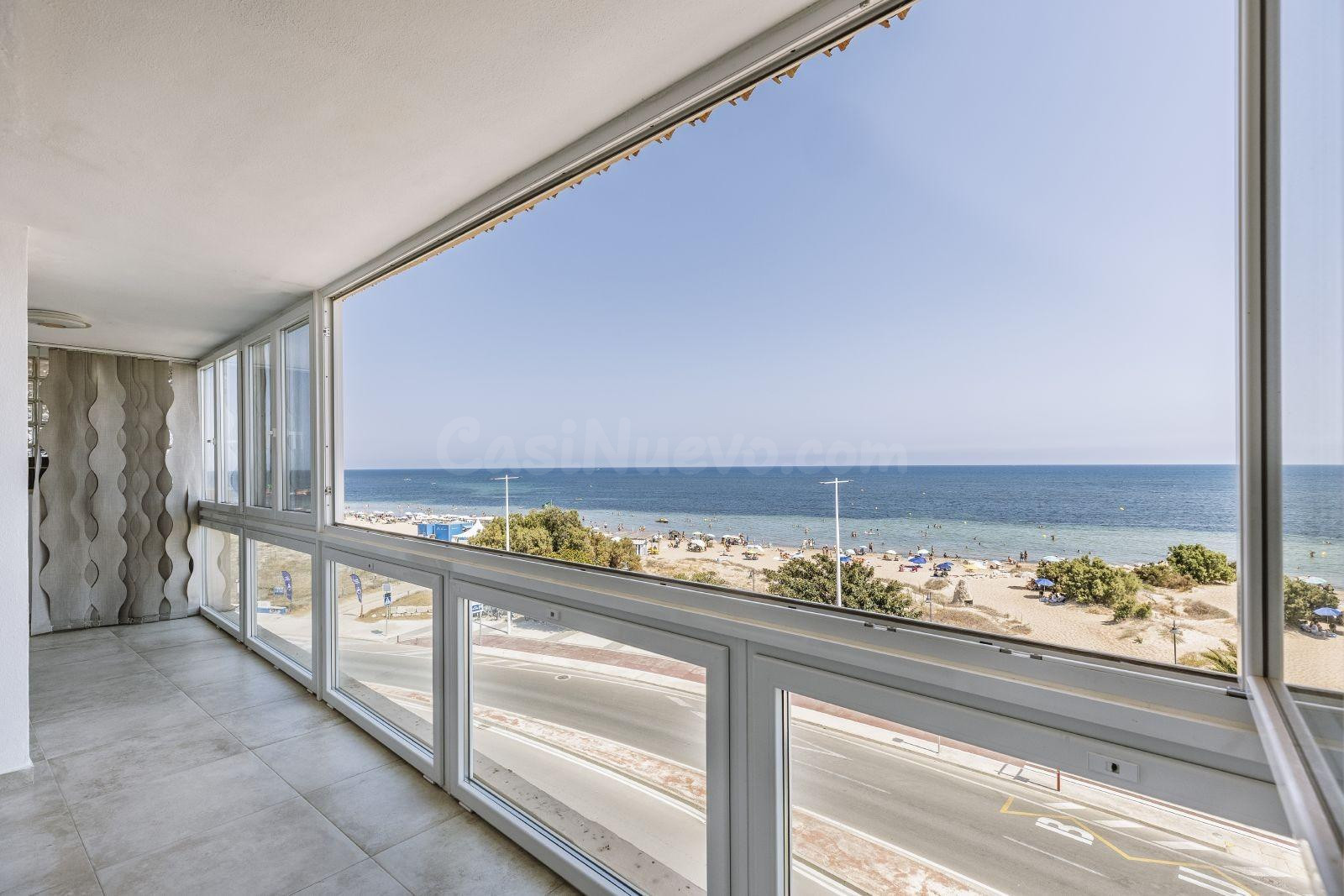 Ático dúplex con piscina privada y vistas panorámicas al mar