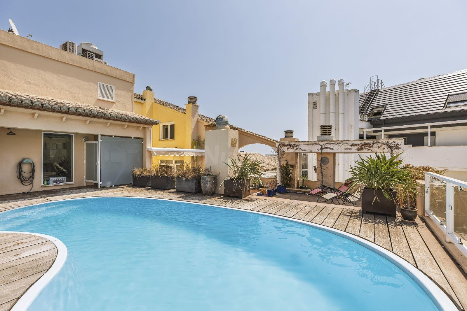 Ático dúplex con piscina privada y vistas panorámicas al mar - foto 2
