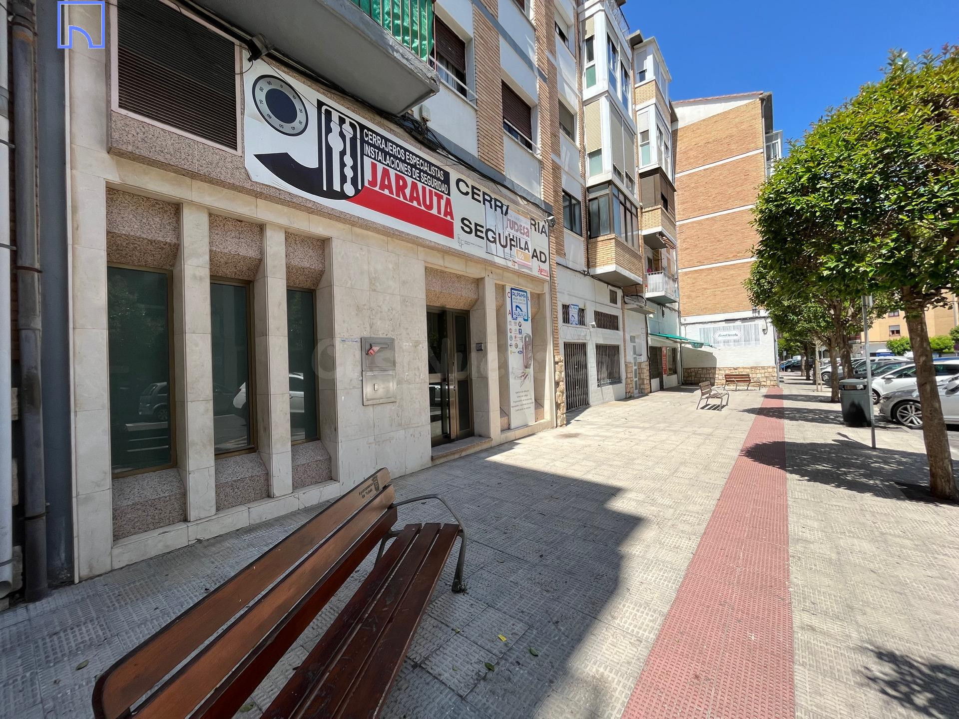 Local comercial en Avda Santa Ana /