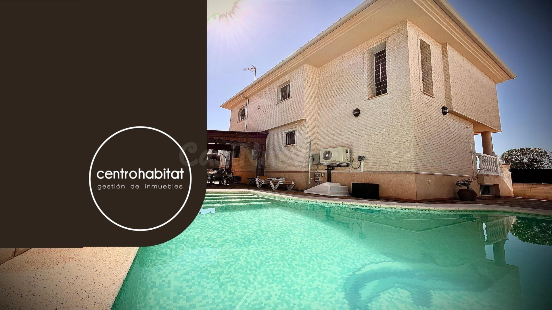 Chalet independiente con piscina, próximo ciudad vergel